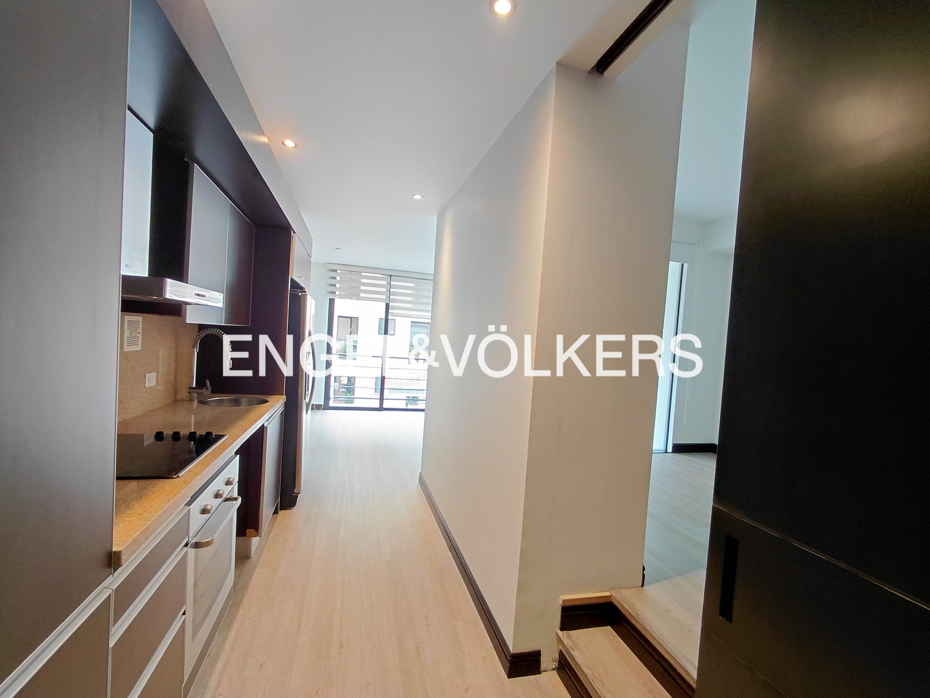 Moderno apartamento tipo loft con balcón para venta en Chicó Norte