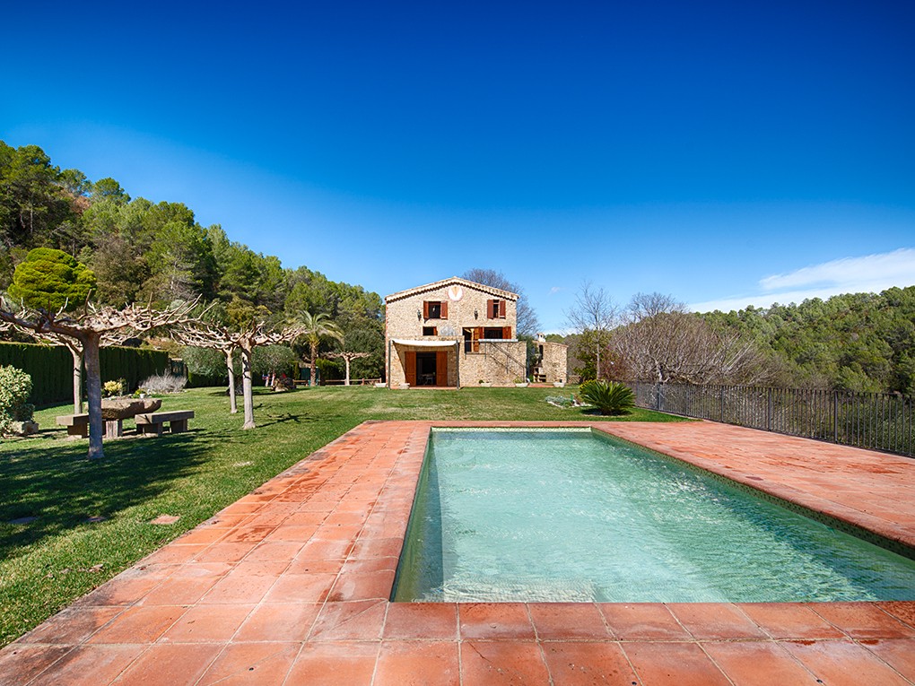 Magnificent farmhouse with swimming pool and large plot of land