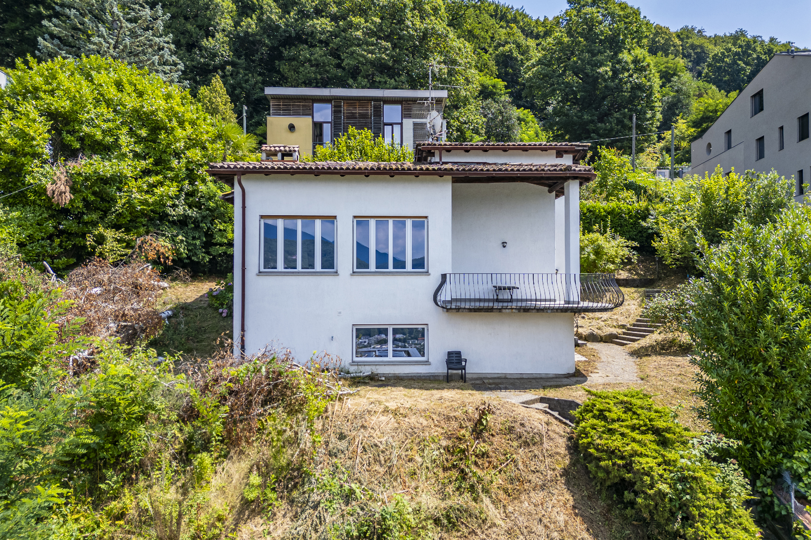 Villa da ristrutturare con vista lago