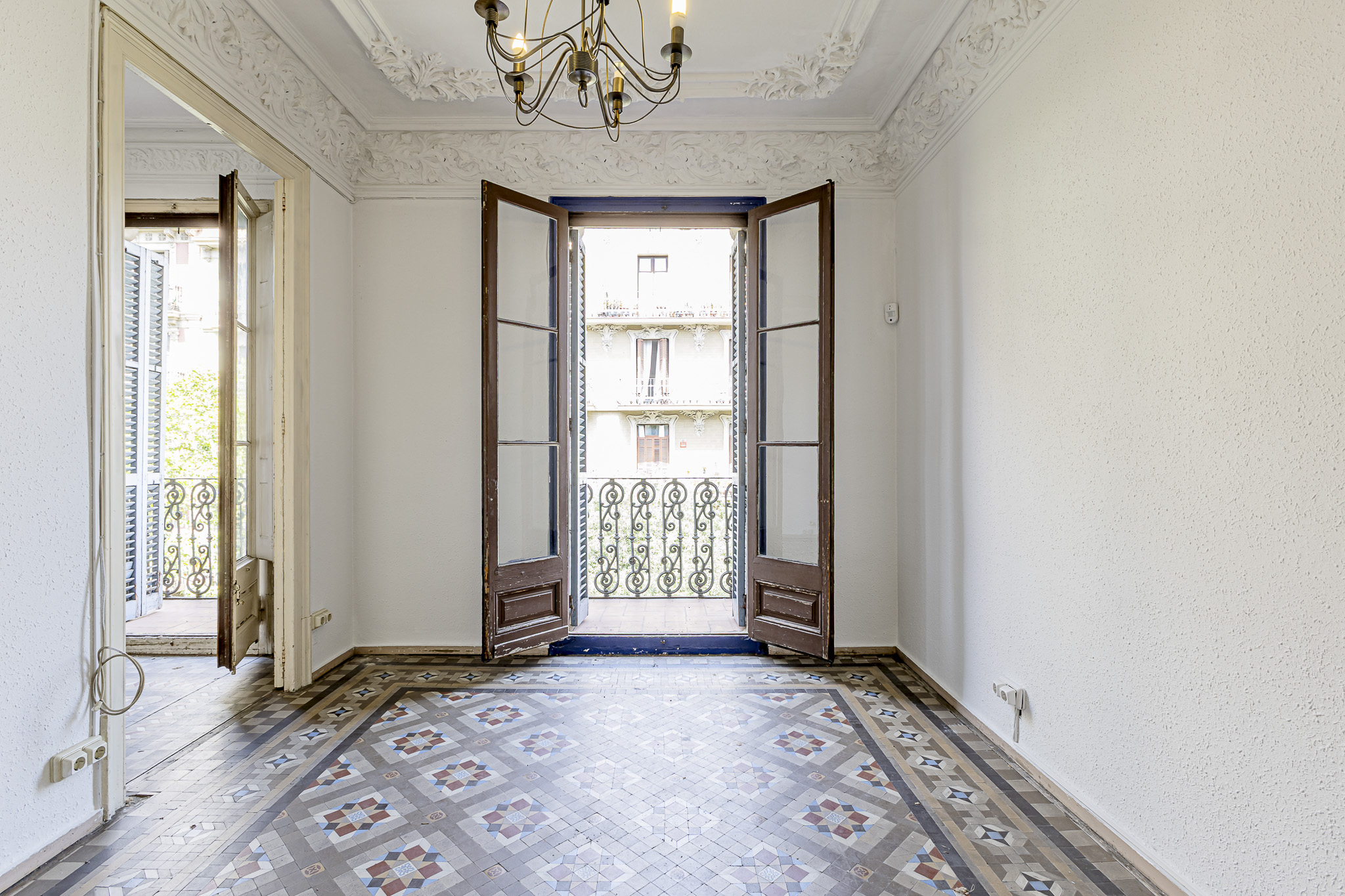 Modernist apartment to renovate in a listed historic building in Eixample Right