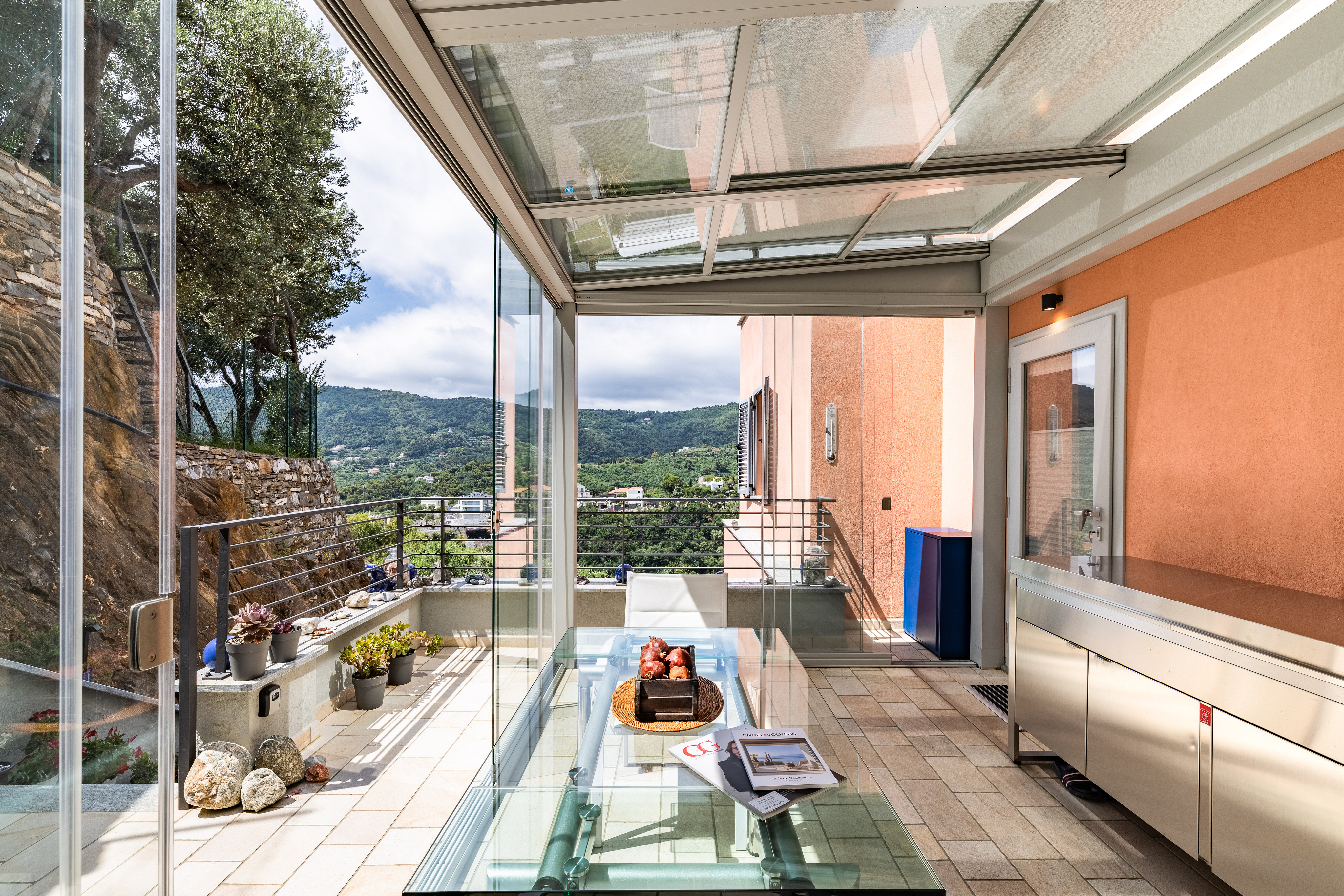 Residenza Contemporanea con Veranda e Terrazze