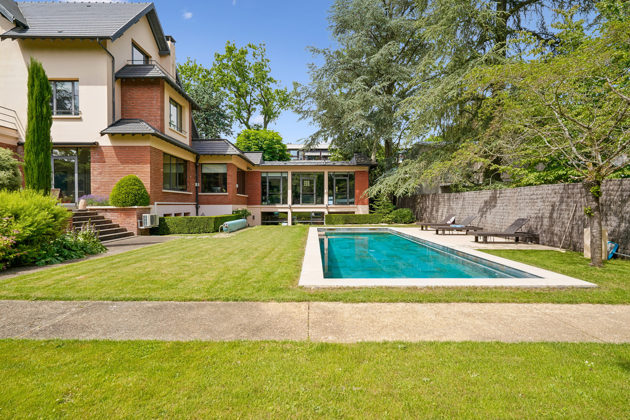Architect-designed house – 600 m² with pool and 2,300 m² garden