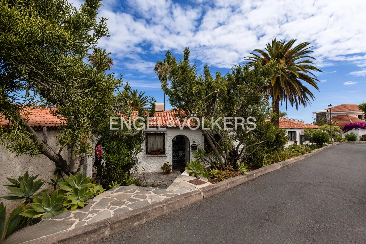 Exclusive living dream: Bungalow in an idyllic location with ocean view