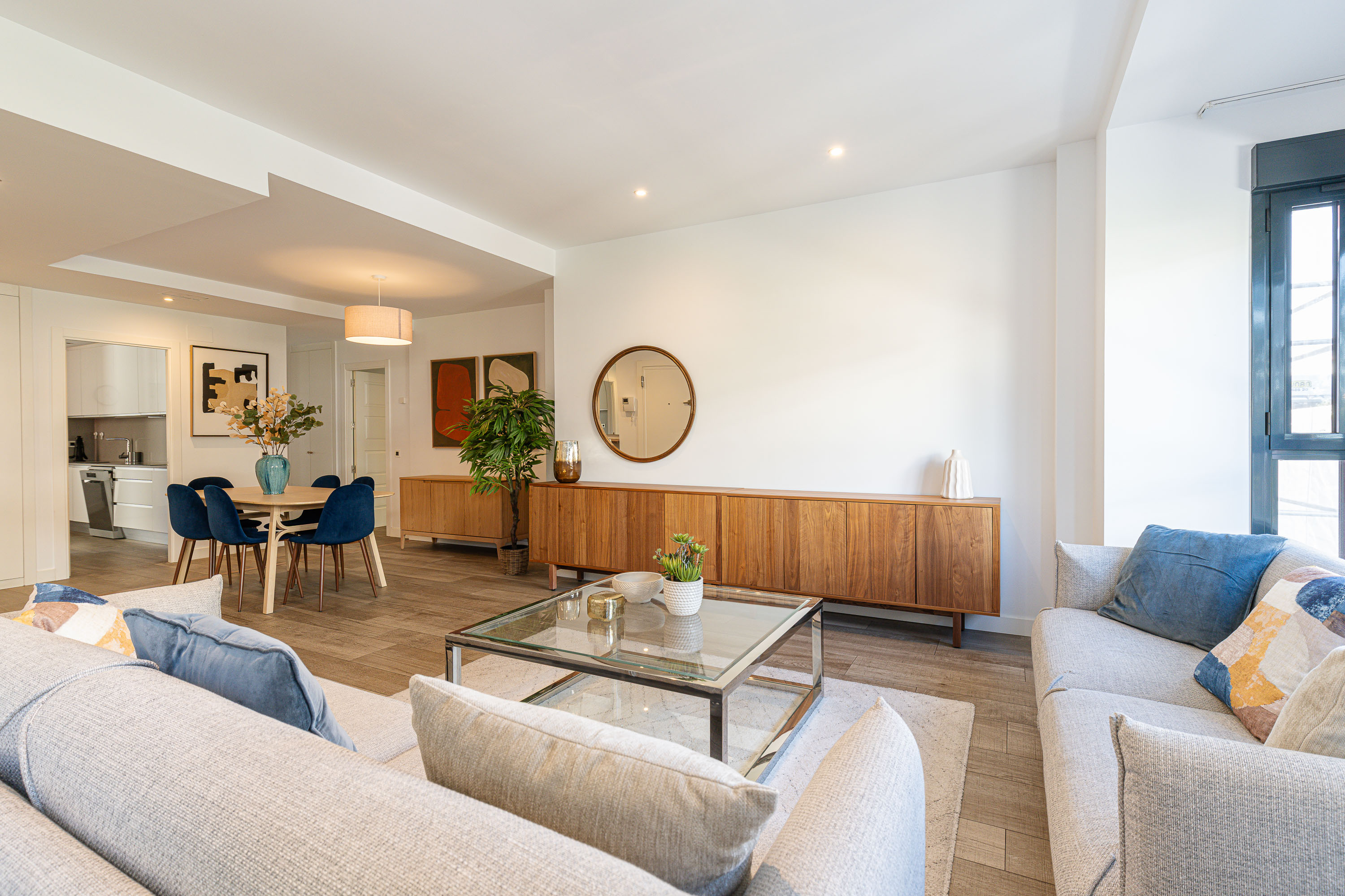 Elegant, bright top-floor apartment with parking and storage room in Fuente del Berro, Salamanca