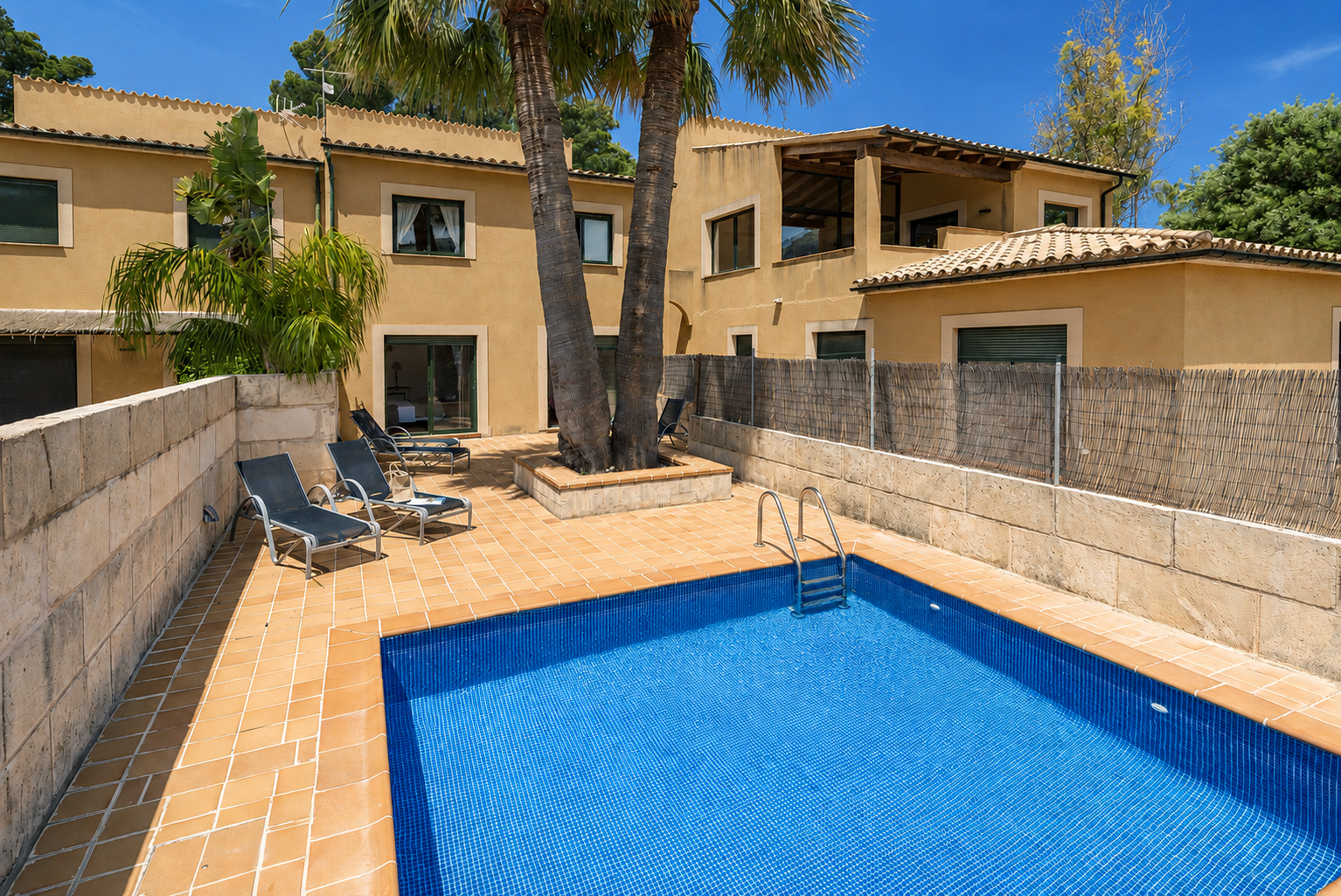 Fabulous house with garden and pool just a 5 minute walk from Cala Molins