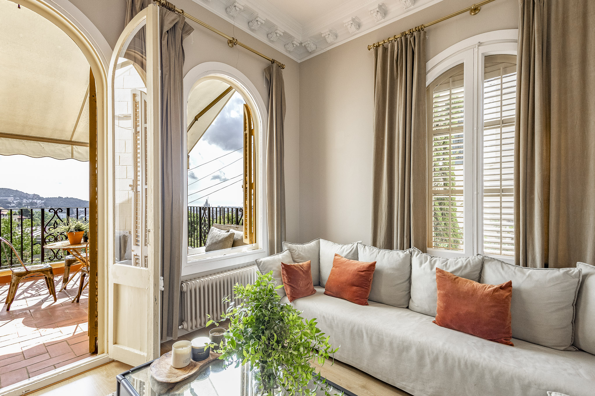 Exclusive apartment with terrace and panoramic sea views in the Upper Area