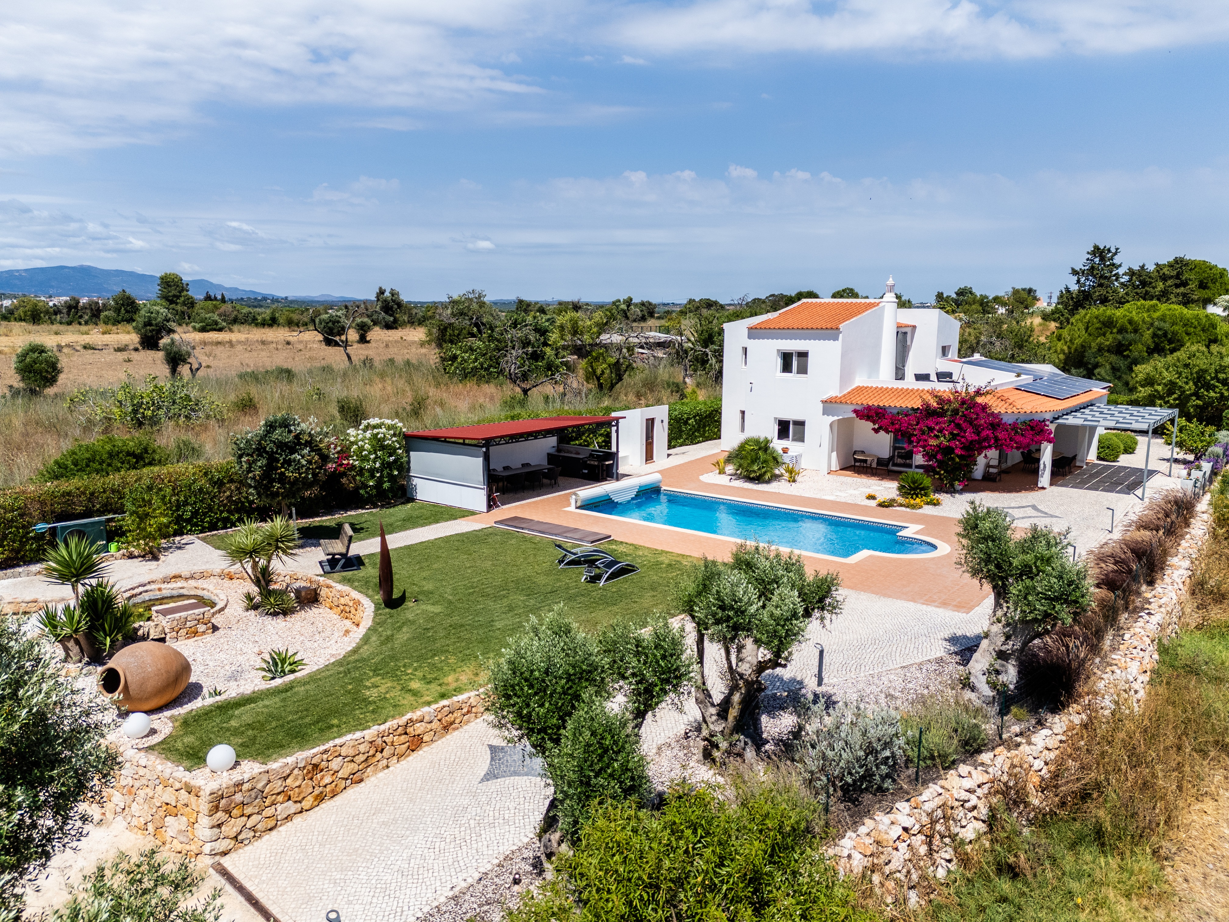 Exclusive 3-bedroom villa with sea view in a prime natural setting in Mexilhoeira Grande