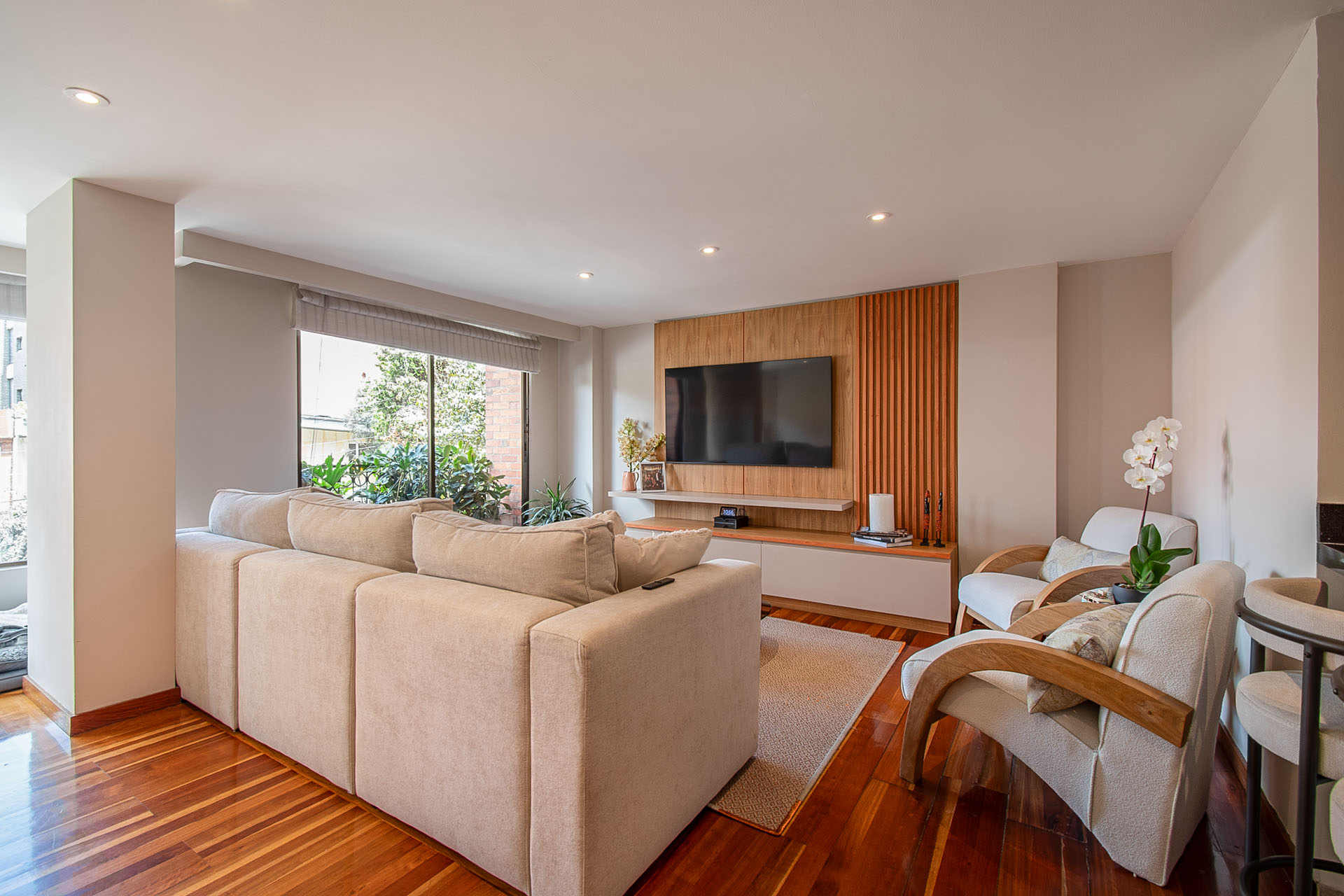 Apartamento remodelado con terraza y balcón para venta en Rosales