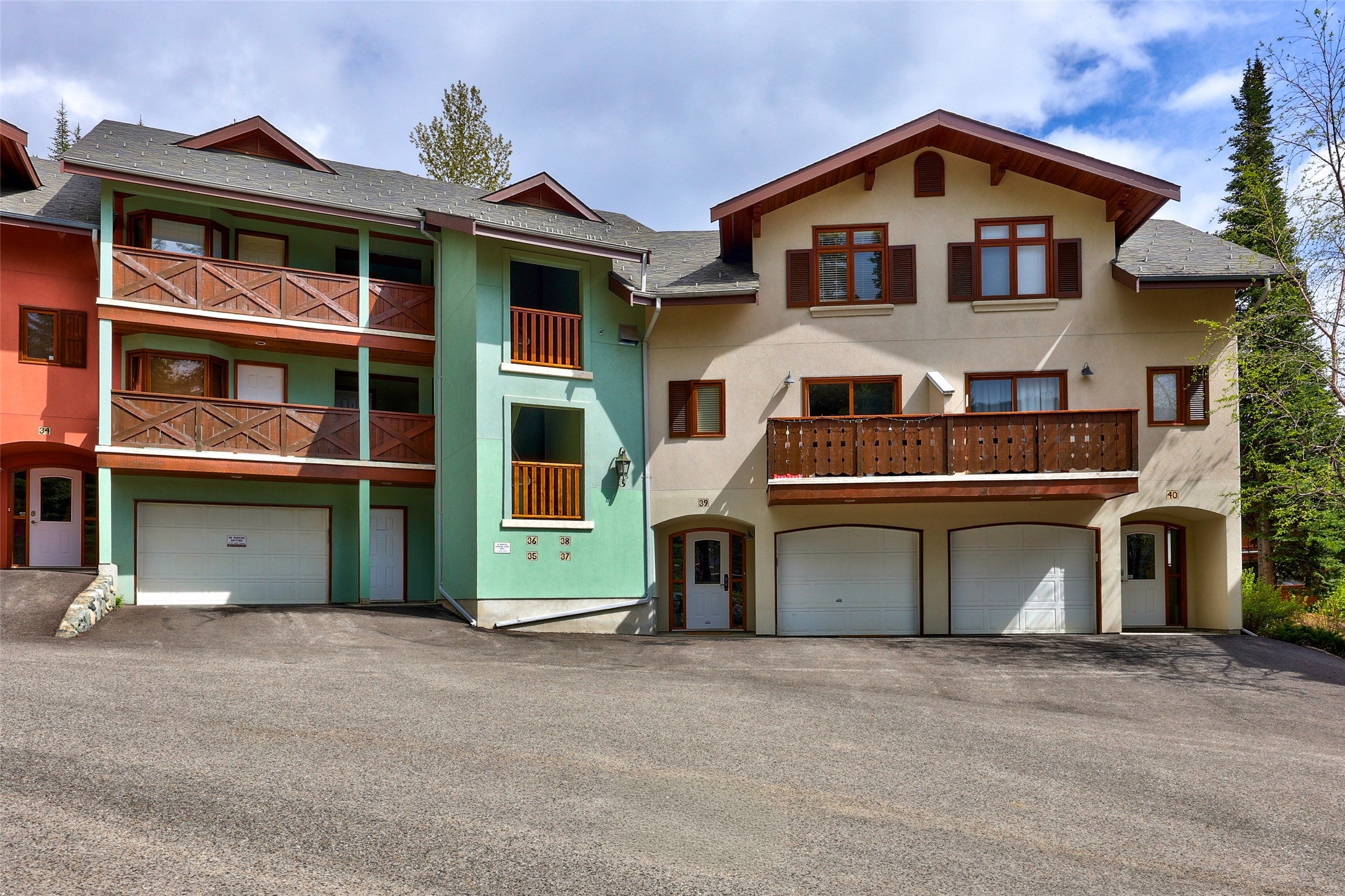 Top-Floor 2-Bed, 2-Bath Mountain Retreat