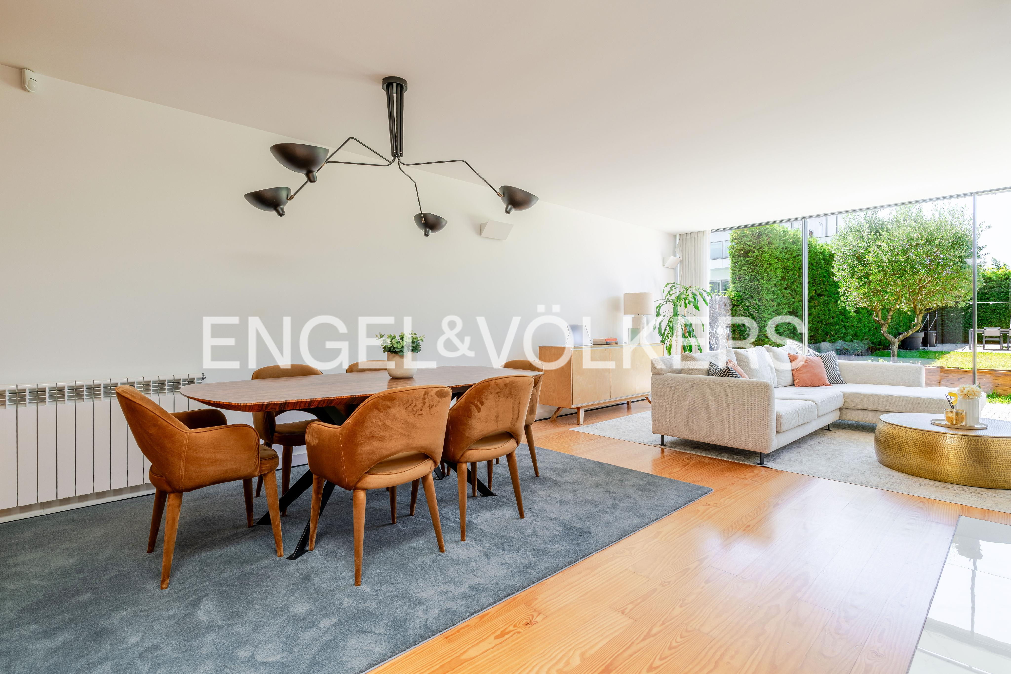 Fully renovated 4-bedroom house with garden. Efanor School/ Norteshopping/ Sra da Hora.