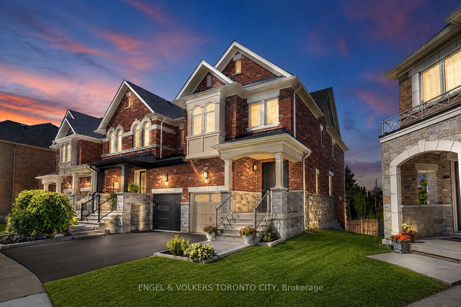 Luxurious Country Wide-built Townhome in Oak Ridges