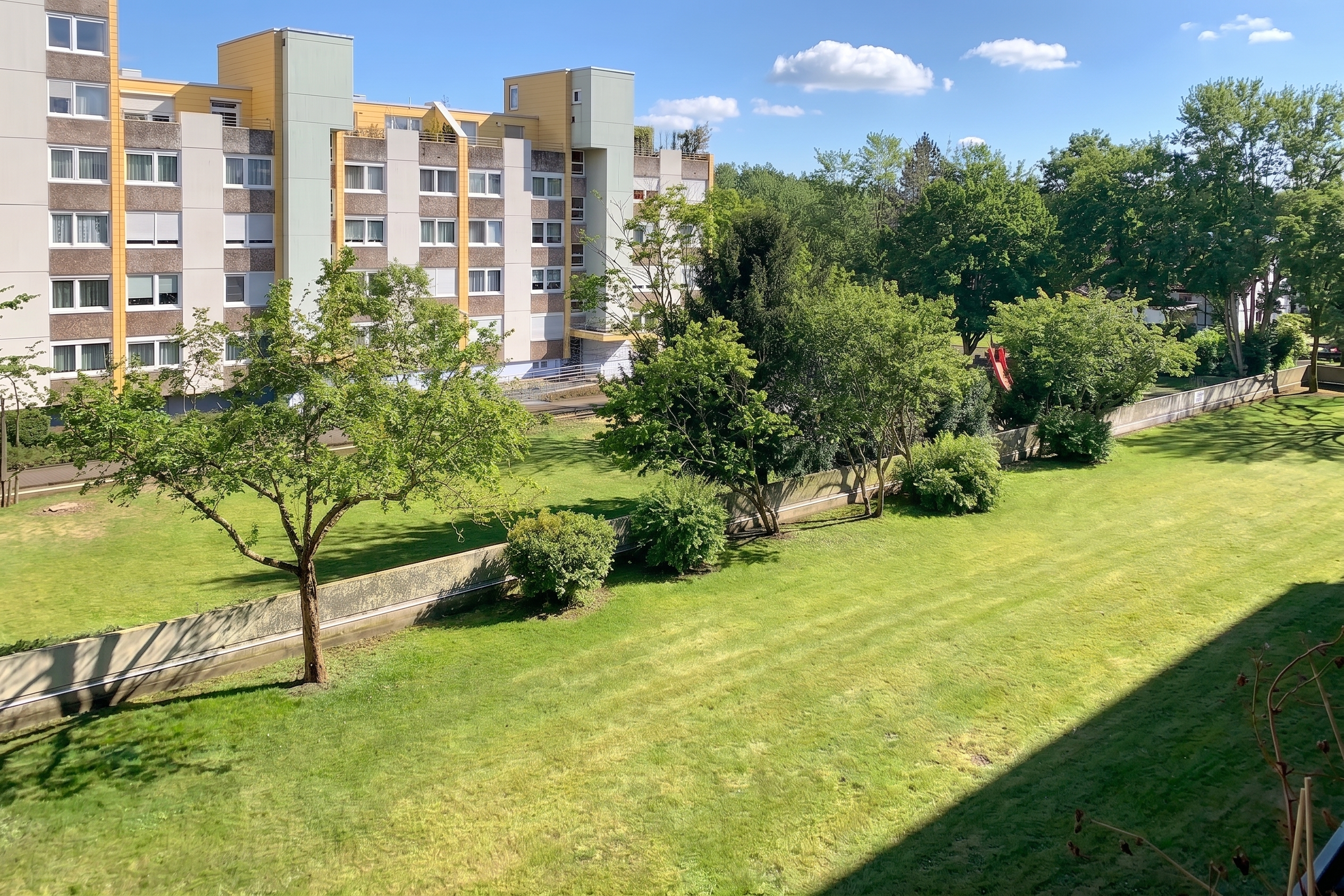 Großzügige Wohnung mit vielseitigem Potenzial in ruhiger Lage [AI-modified]