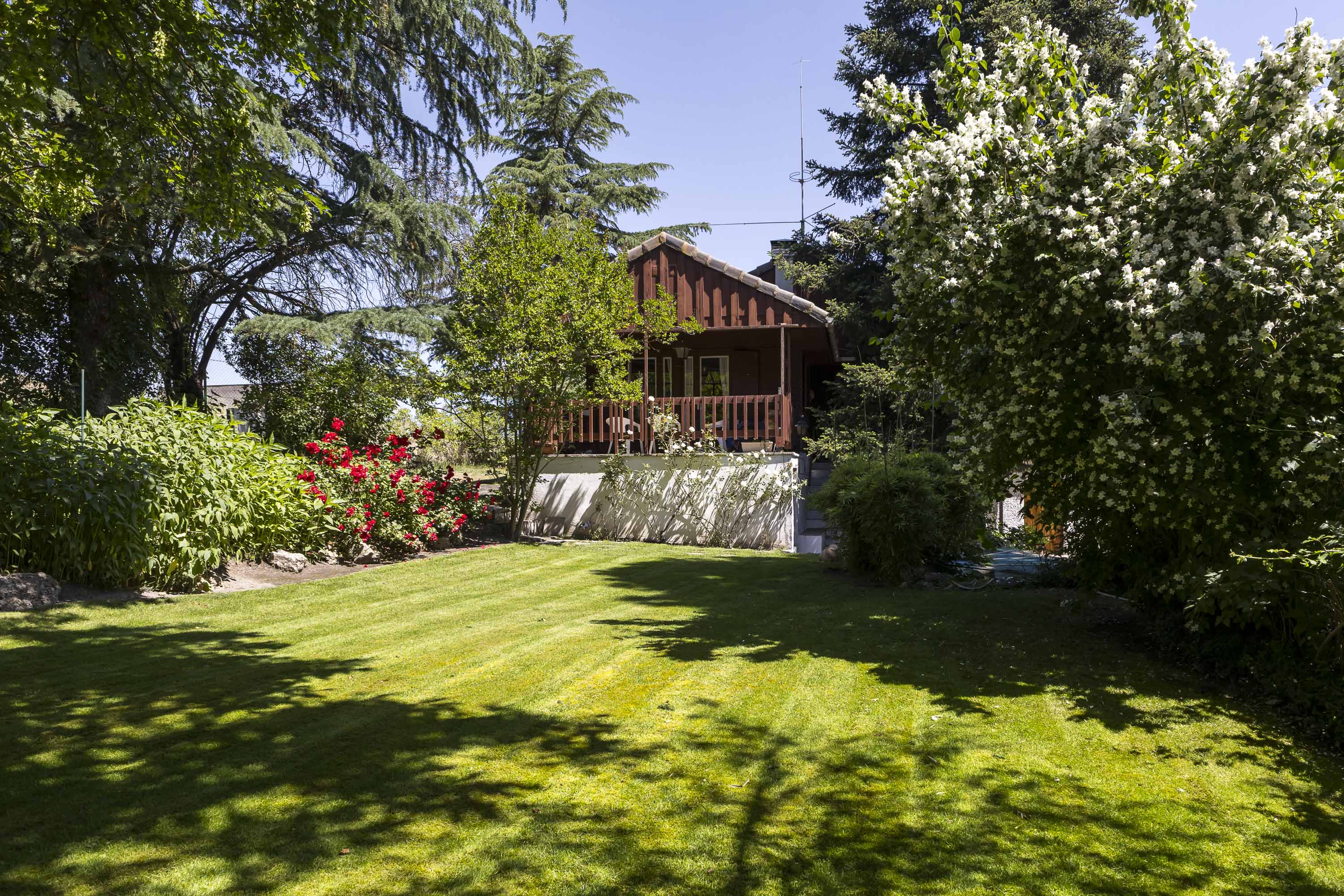 Detached chalet in Valdelagua with a large plot integrated into nature