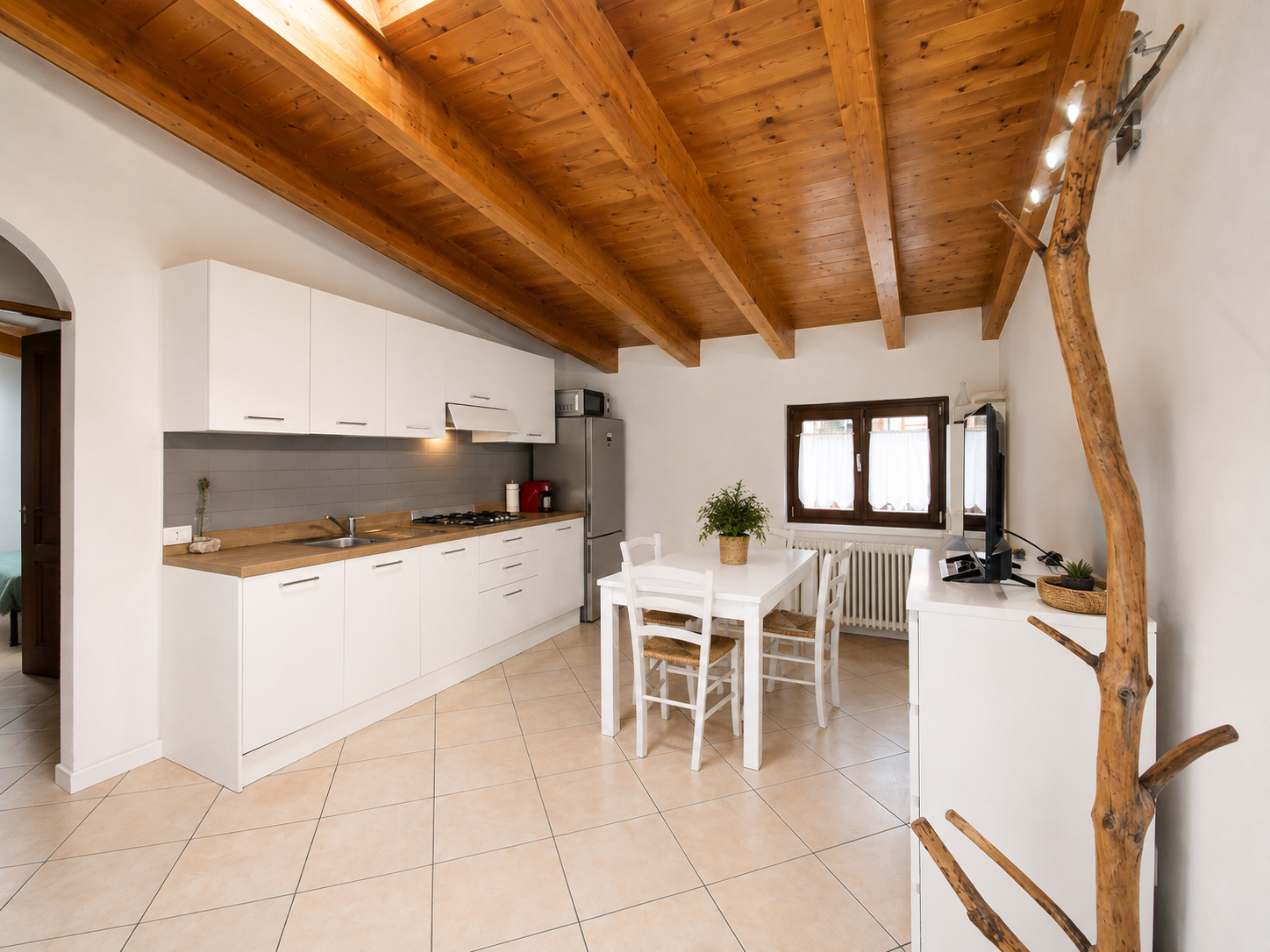 Open-beam ceilings and private entrance in Marano di Isera