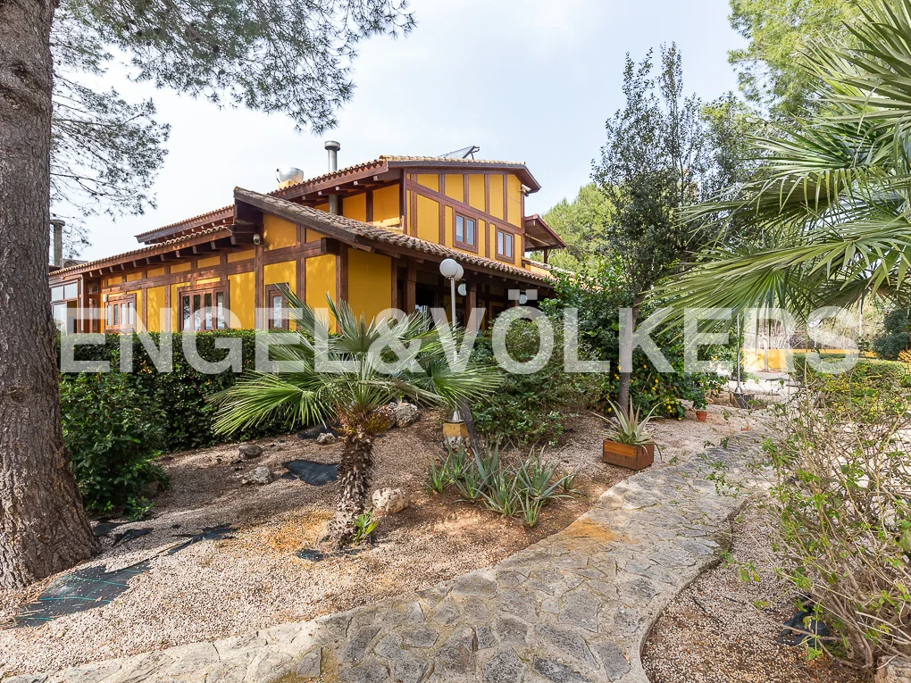 Charming single family property with pool and views in Alberic