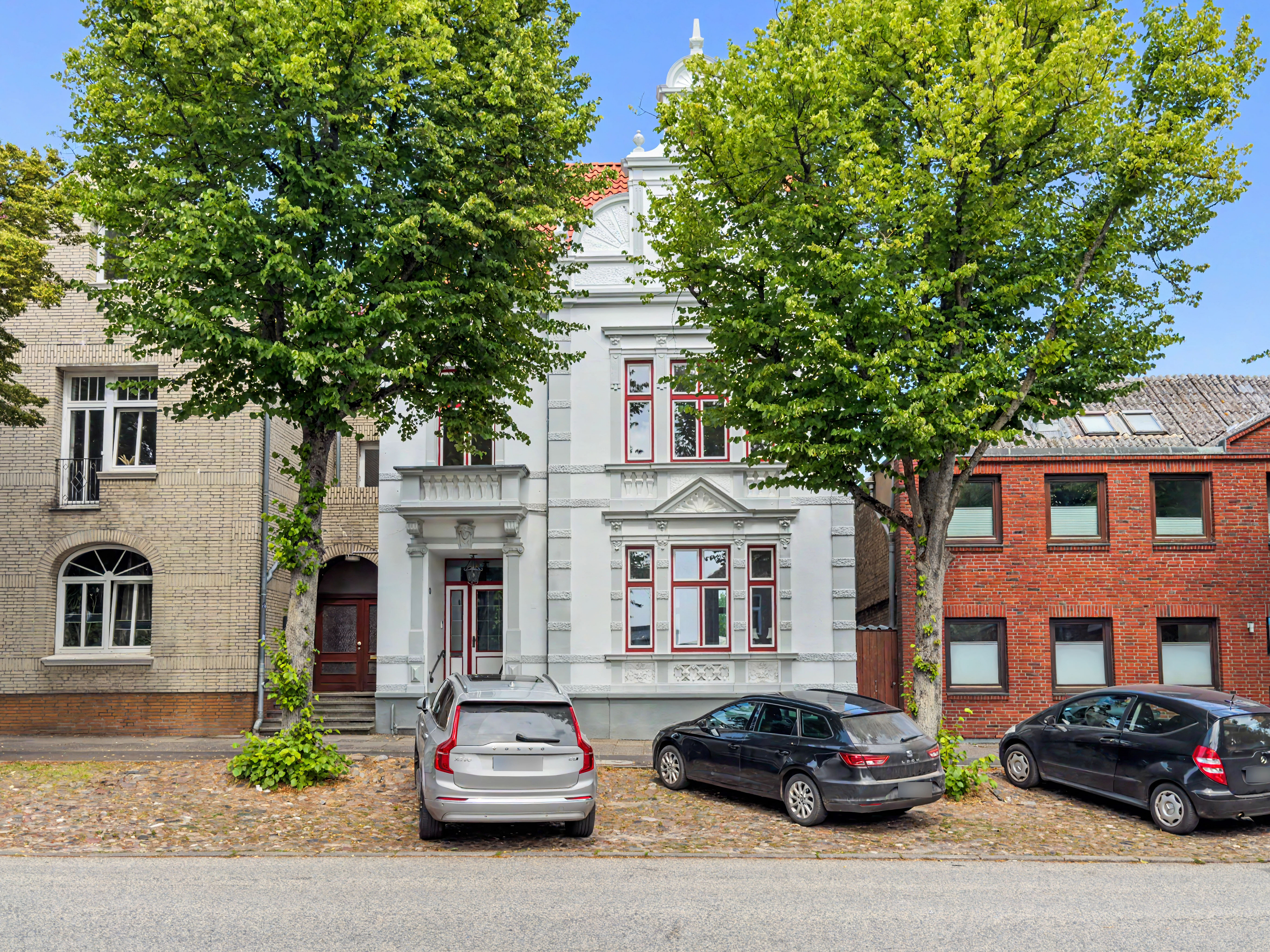 Exklusiver Erstbezug nach Kernsanierung: Stilvolle Denkmal-Altbauwohnung im Herzen von Burg