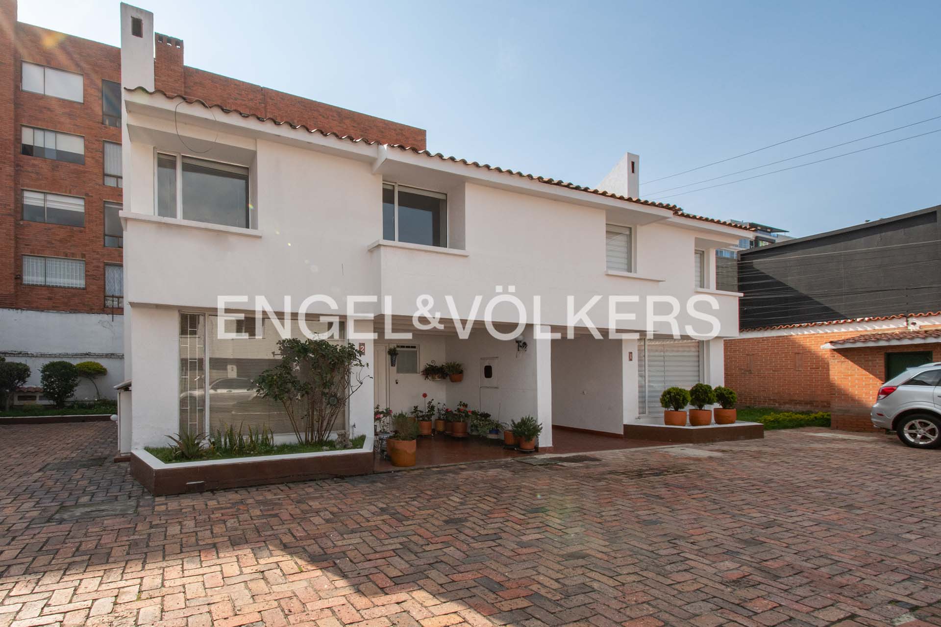 Iluminada casa para venta en Cedritos