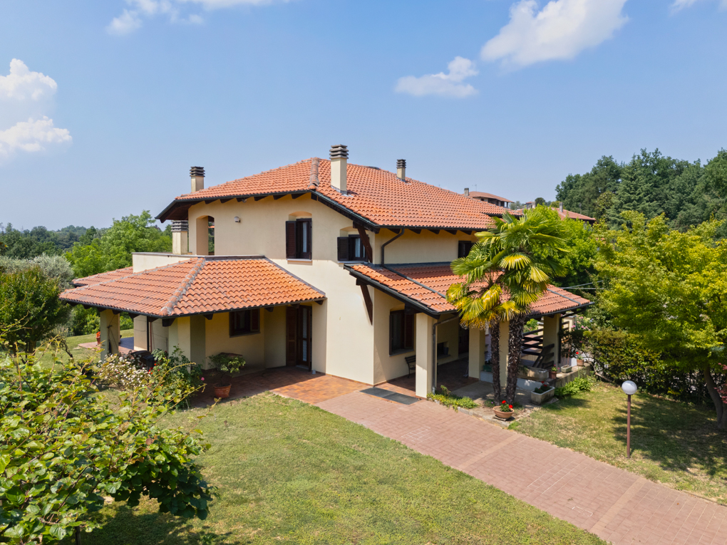 Panoramavilla mit Garten, nur einen Schritt von der Stadt