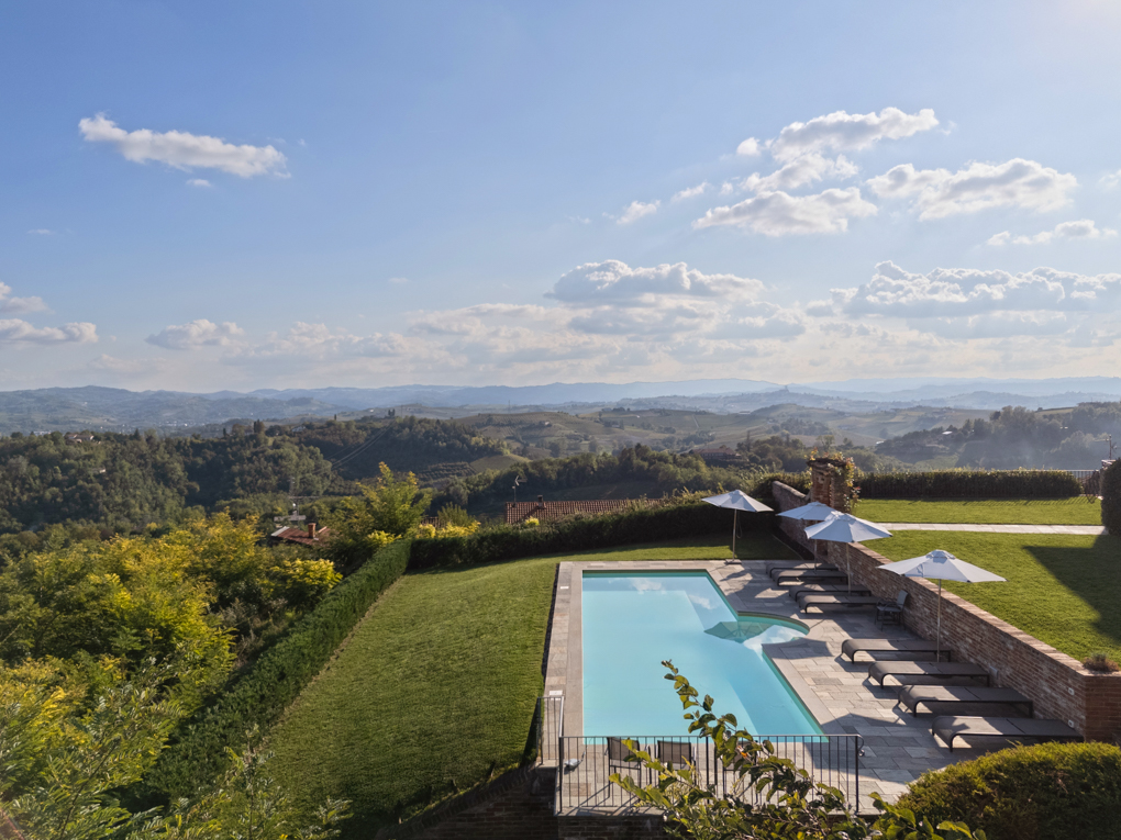 Stella Castle, an exclusive residence suspended between the sky and Monferrato