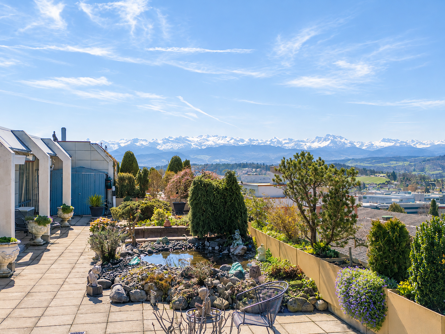 Grosse Terrasse mit viel Privatsphäre und Alpenblick.