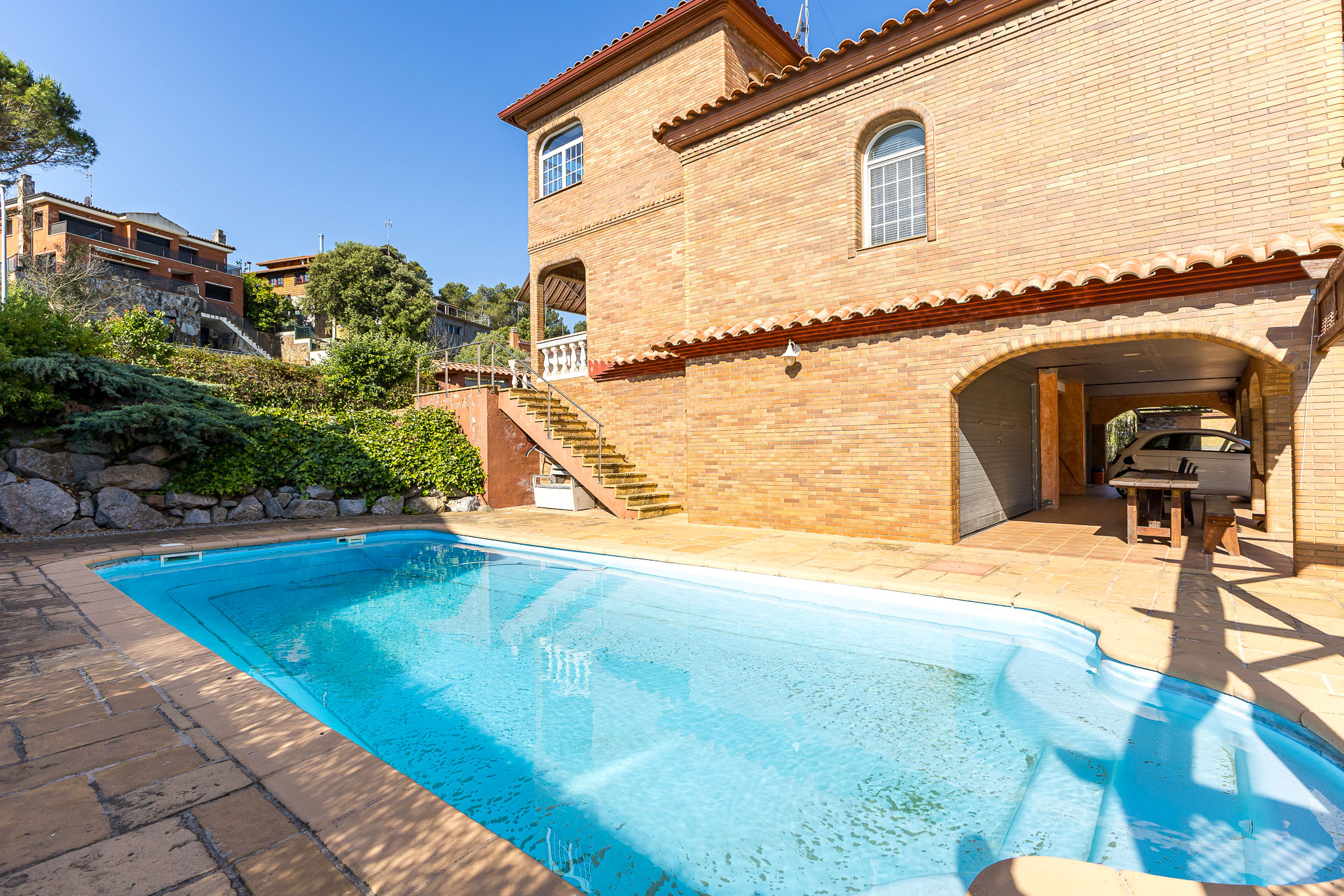 Magnífica casa con amplios espacios y piscina privada