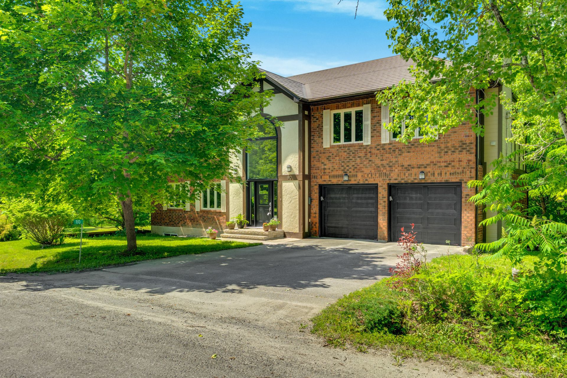 Prestigious Luxurious Residence on a Wooded Lot