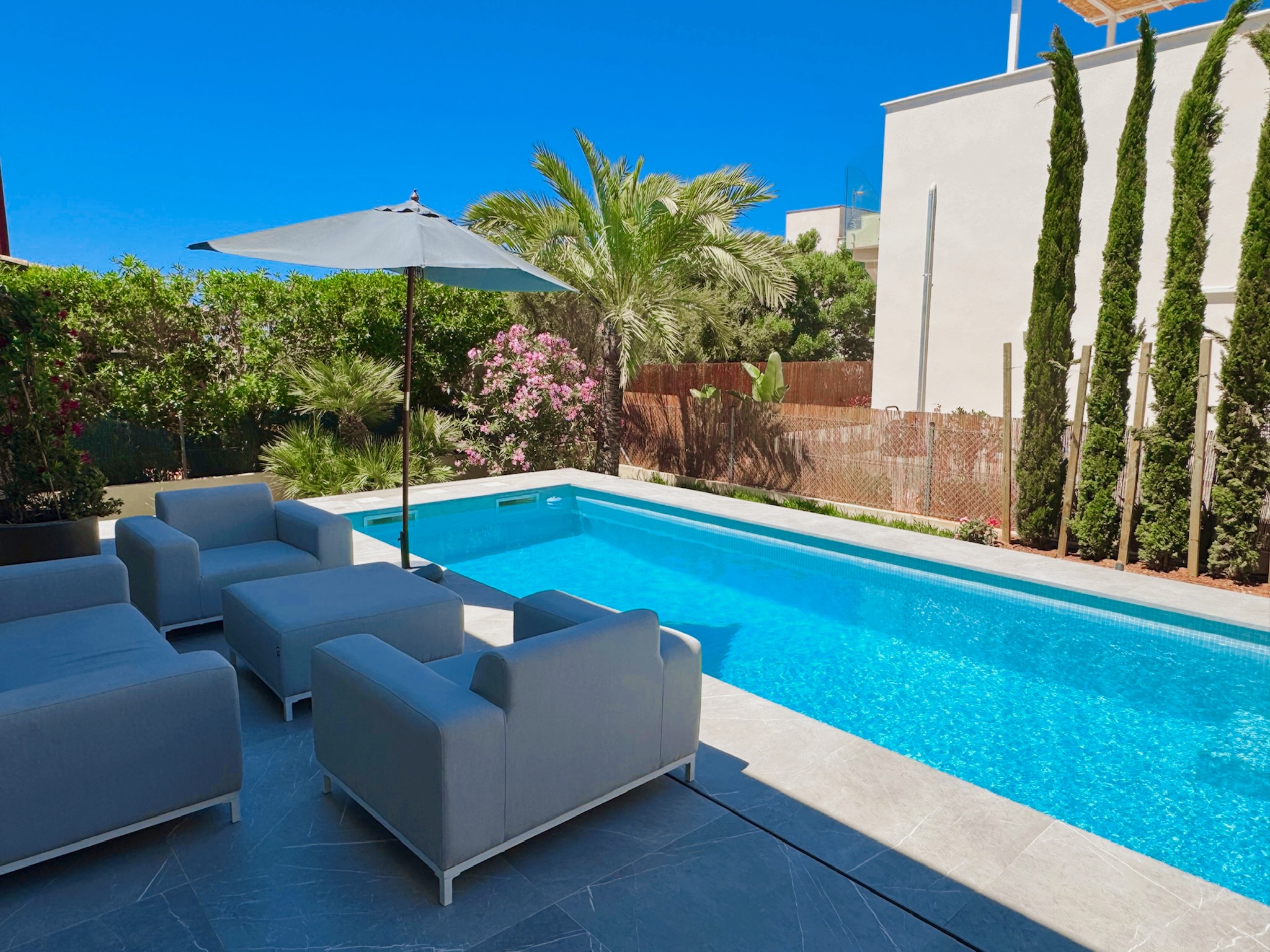 Seasonal rental: Modern single-family home with two pools