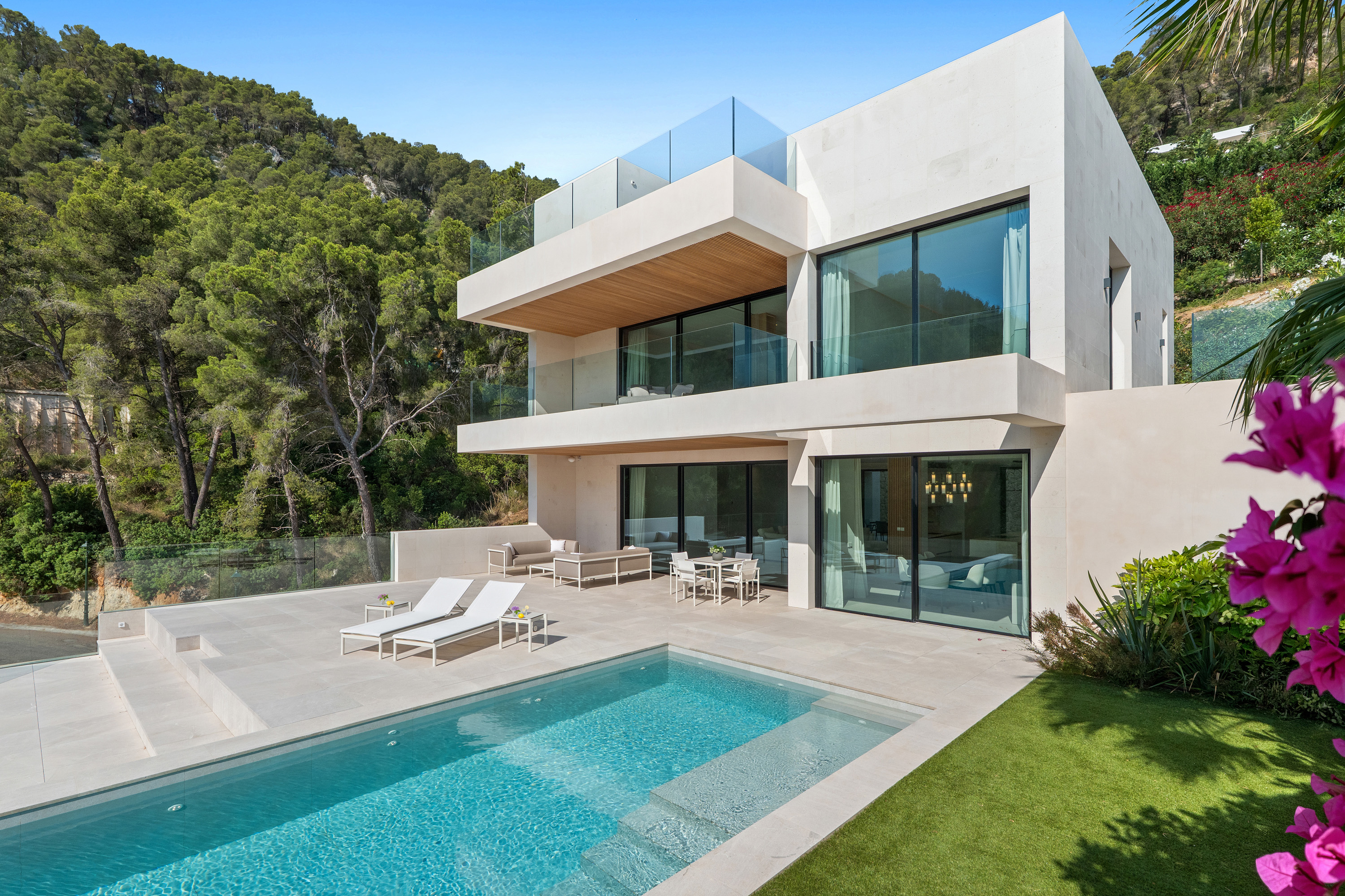 Moderne Neubauvilla mit Blick über die Landschaft bis nach Palma