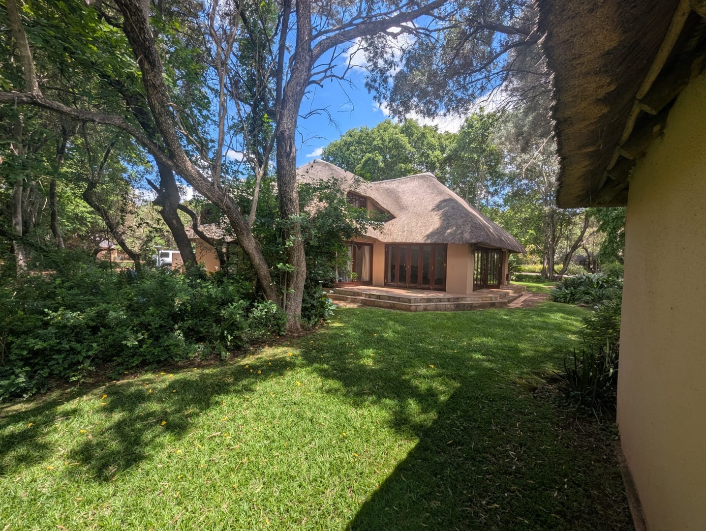 Magical luscious peaceful garden setting 5 bed 3 bath house