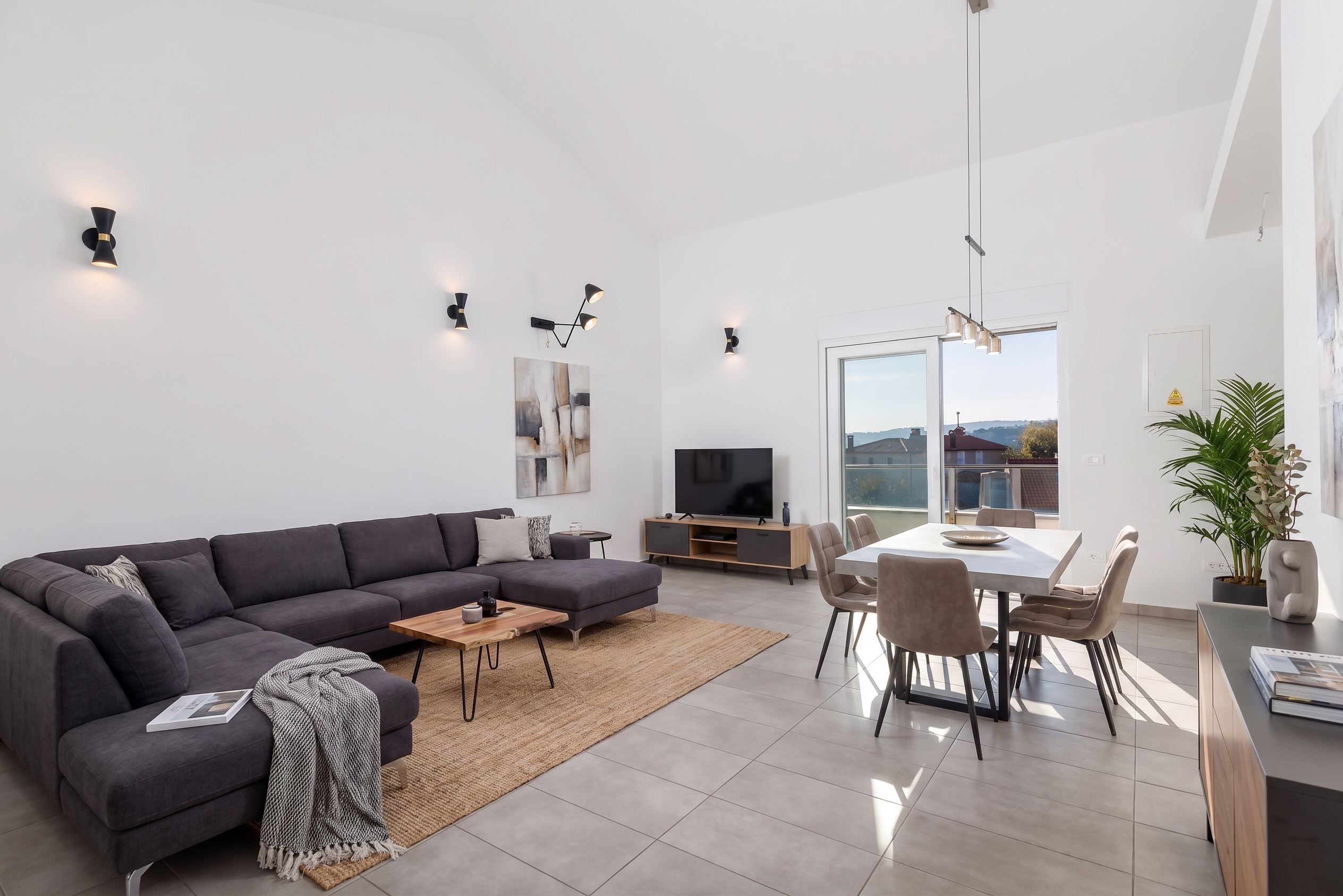 Modern sea view apartment with exclusive use of roof terrace & flexible, separable layout (S-5)