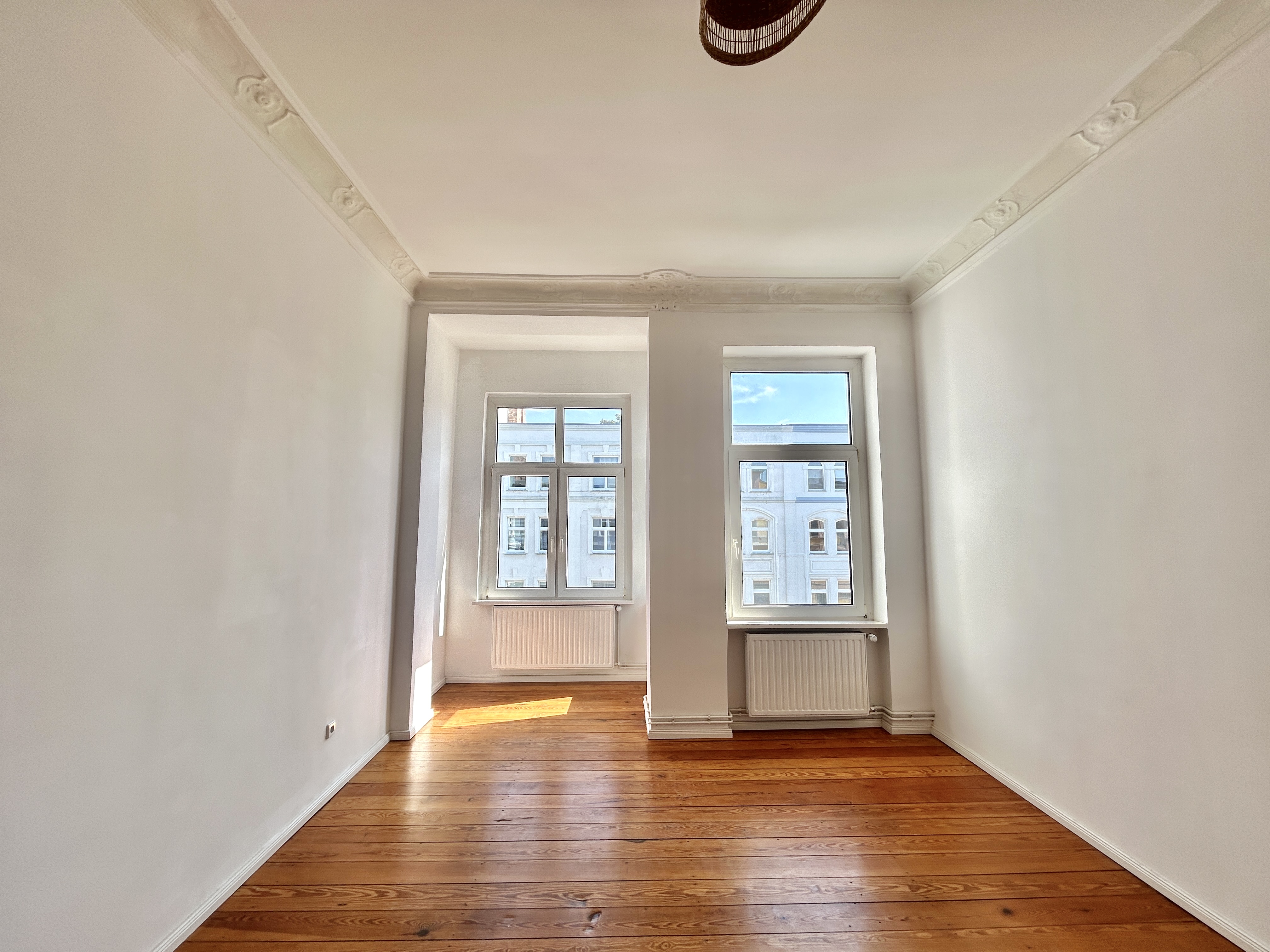 Altbaucharme in Stadtfeld-Ost – Stilvolle 3-Zimmer-Wohnung mit Stuck & Parkett