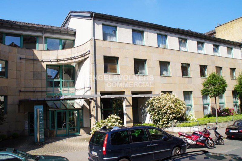 Gemeinschaftsbüro mit besetztem Empfang und Konferenzsäälen