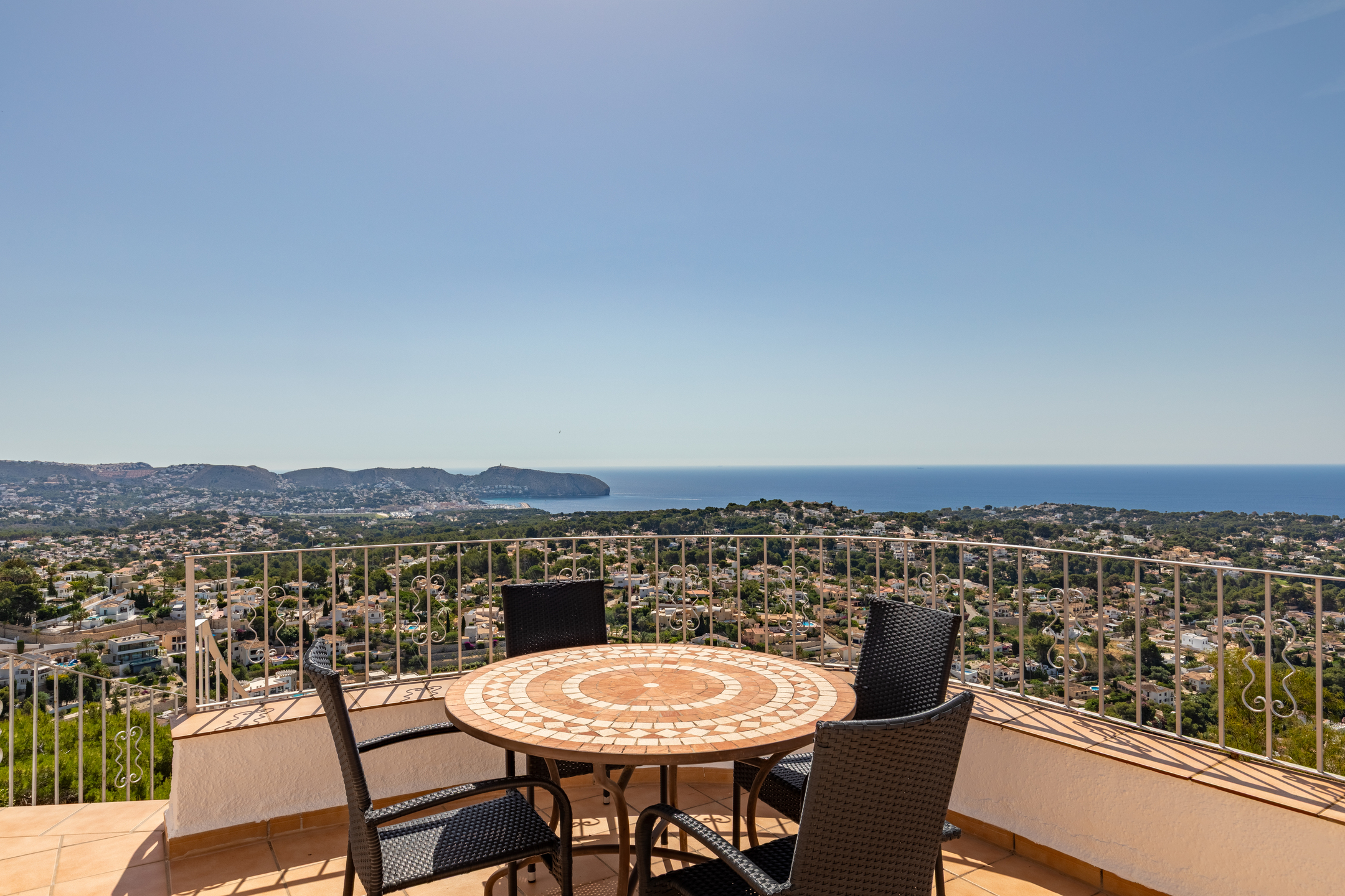 Panoramic Living by the Sea