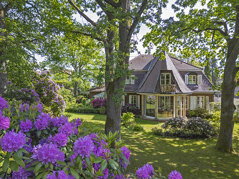 Country villa with dream garden in a prime location on the edge of the forest in Oberursel