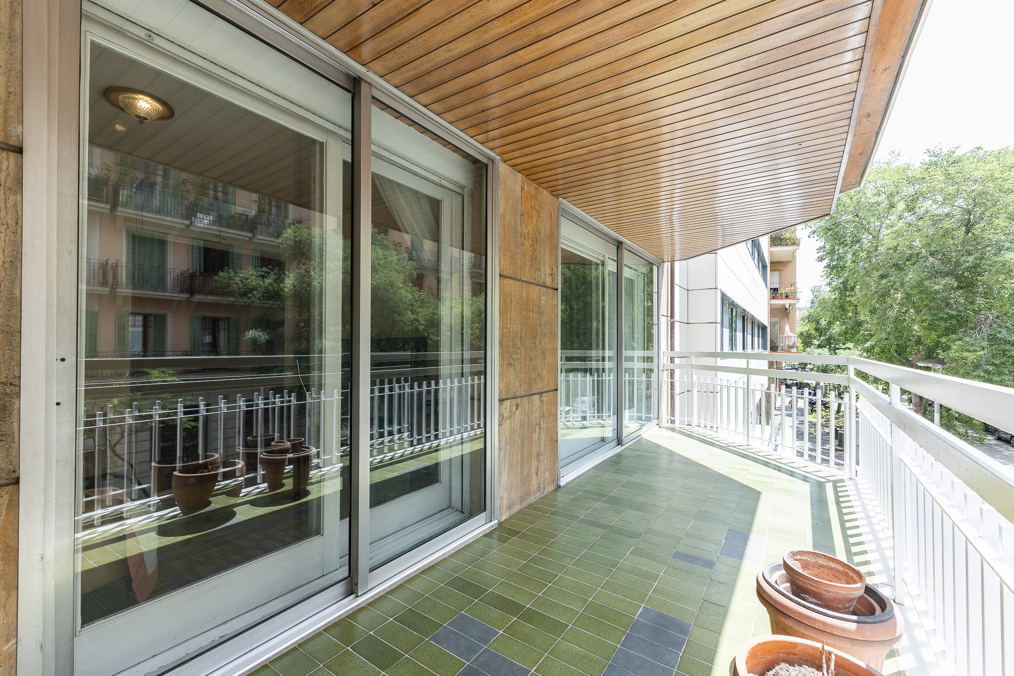Exclusive spacious home of 4 BR with terrace in Eixample