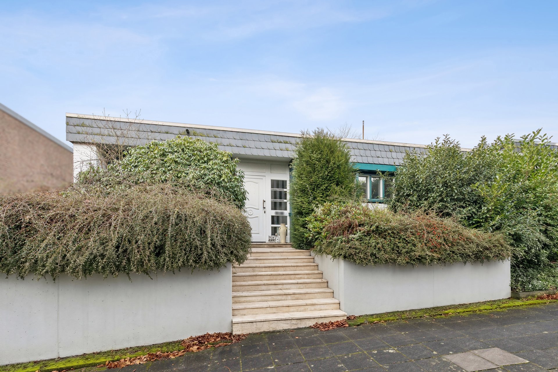 Spacious single-level living with privacy in a sought-after location in Koenigsdorf