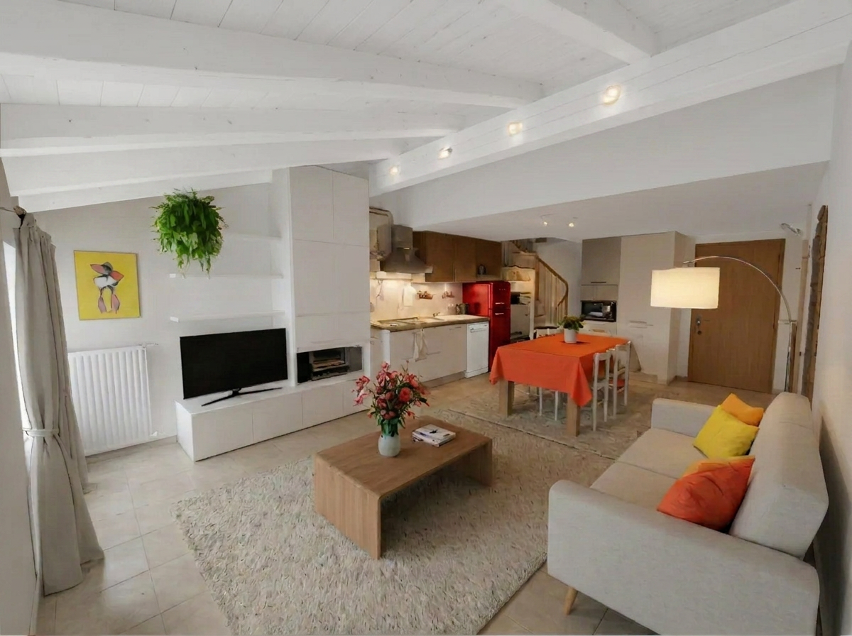 Lake Garda | Charming top-floor apartment with panoramic views & private parking. Perfect holiday rental investment (Free from "Gilmozzi Law" restrictions)