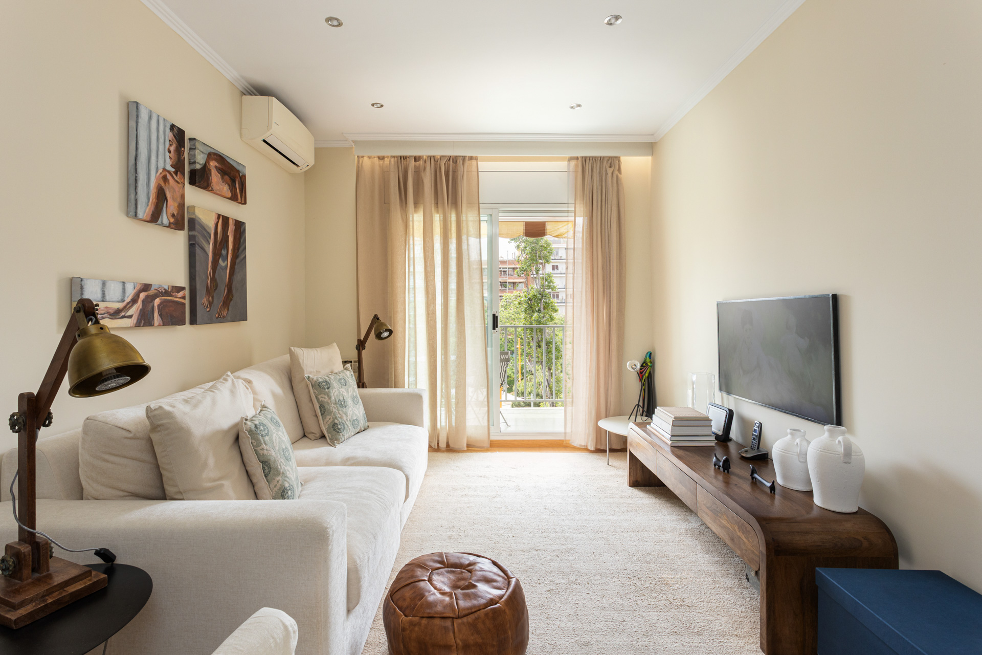 Renovated apartment with terrace and parking in the heart of Eixample