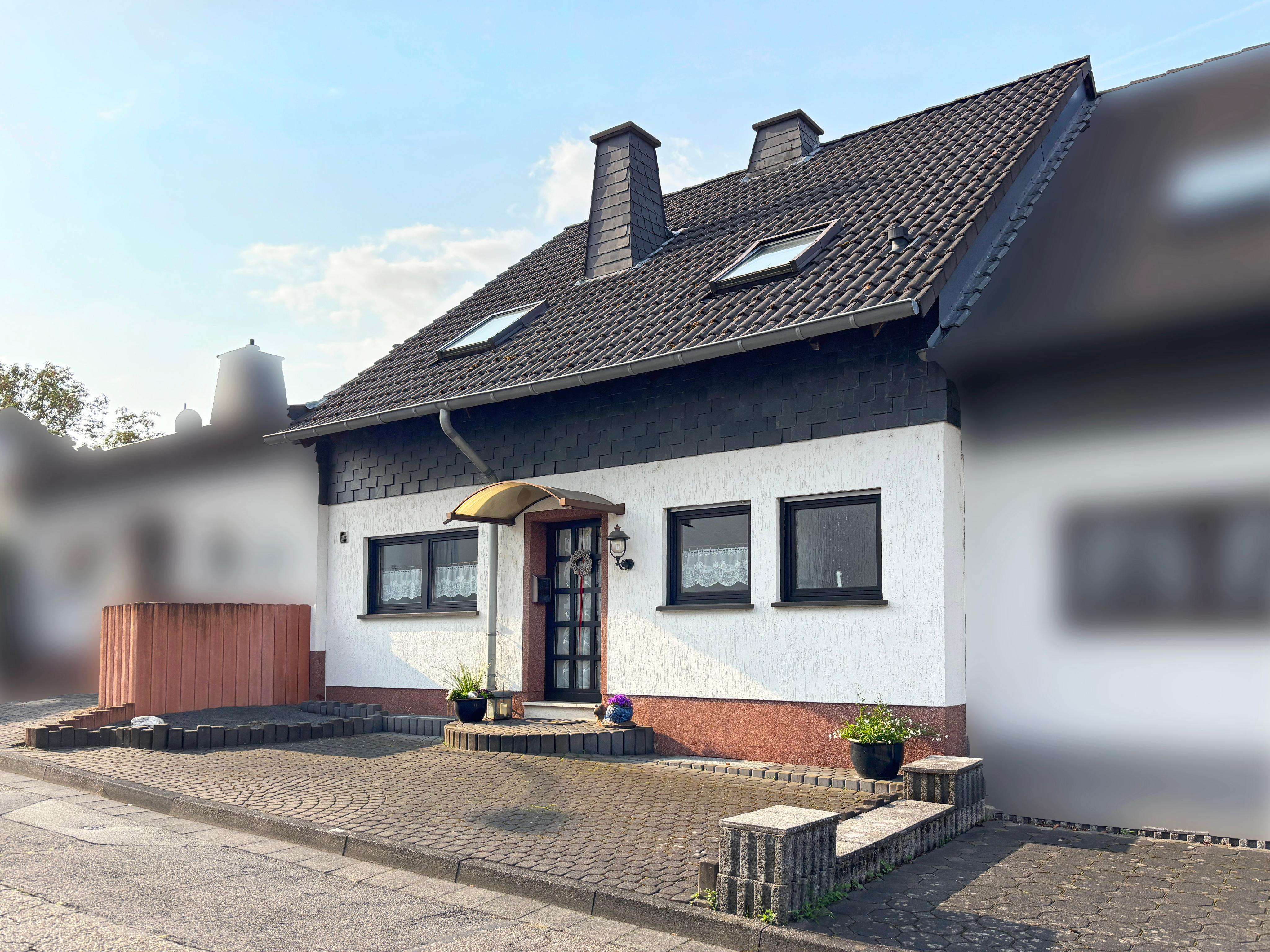 Solides Einfamilienhaus mit Einliegerbereich in Höhen- u. Blicklage