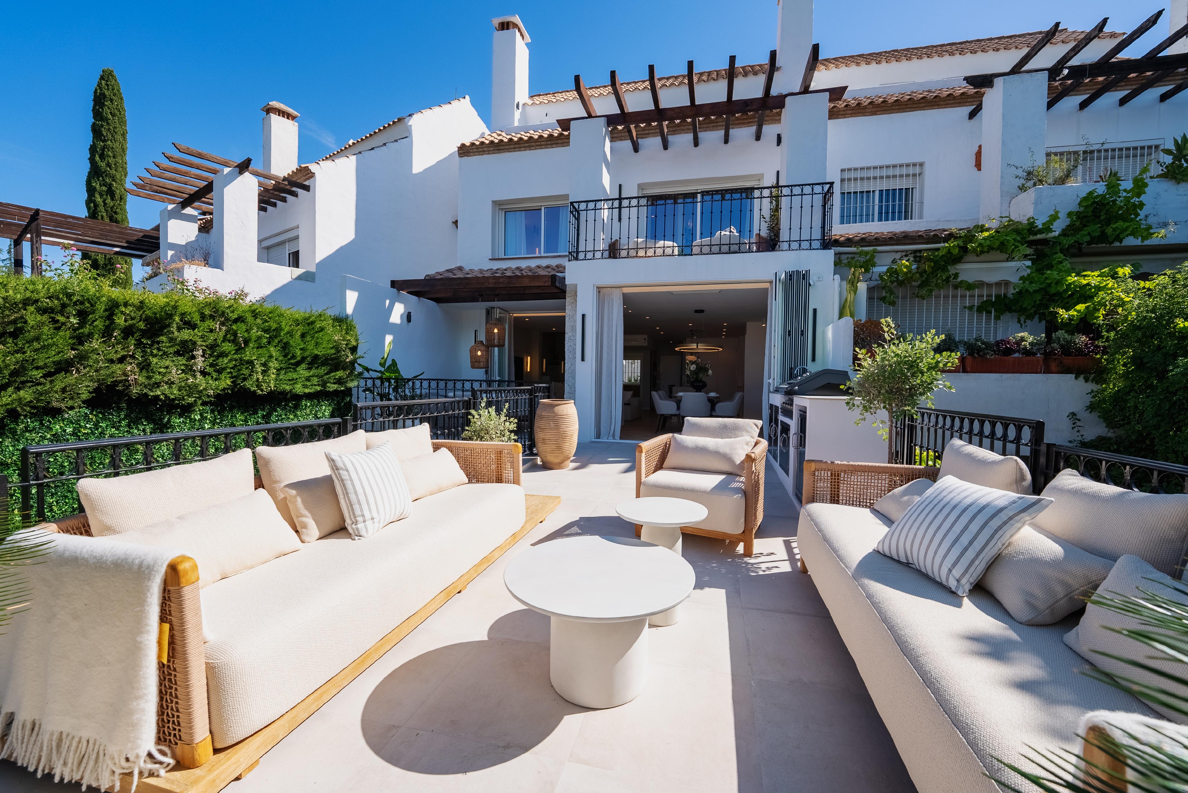 Stylish Contemporary Townhouse Steps from Puente Romano Beach Resort