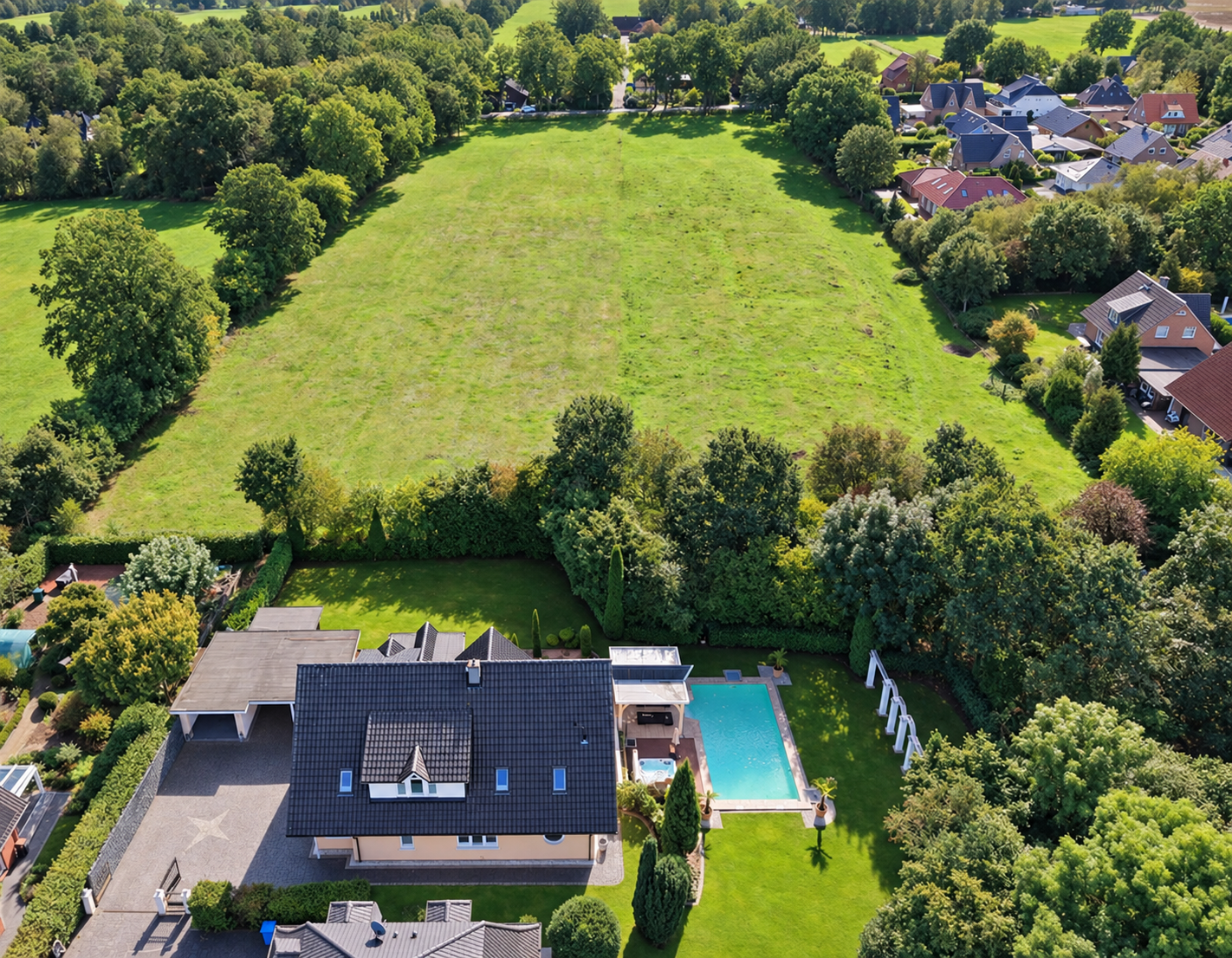 Worphausen – Wohnen wie im Urlaub: Exklusives Architektenhaus mit Pool