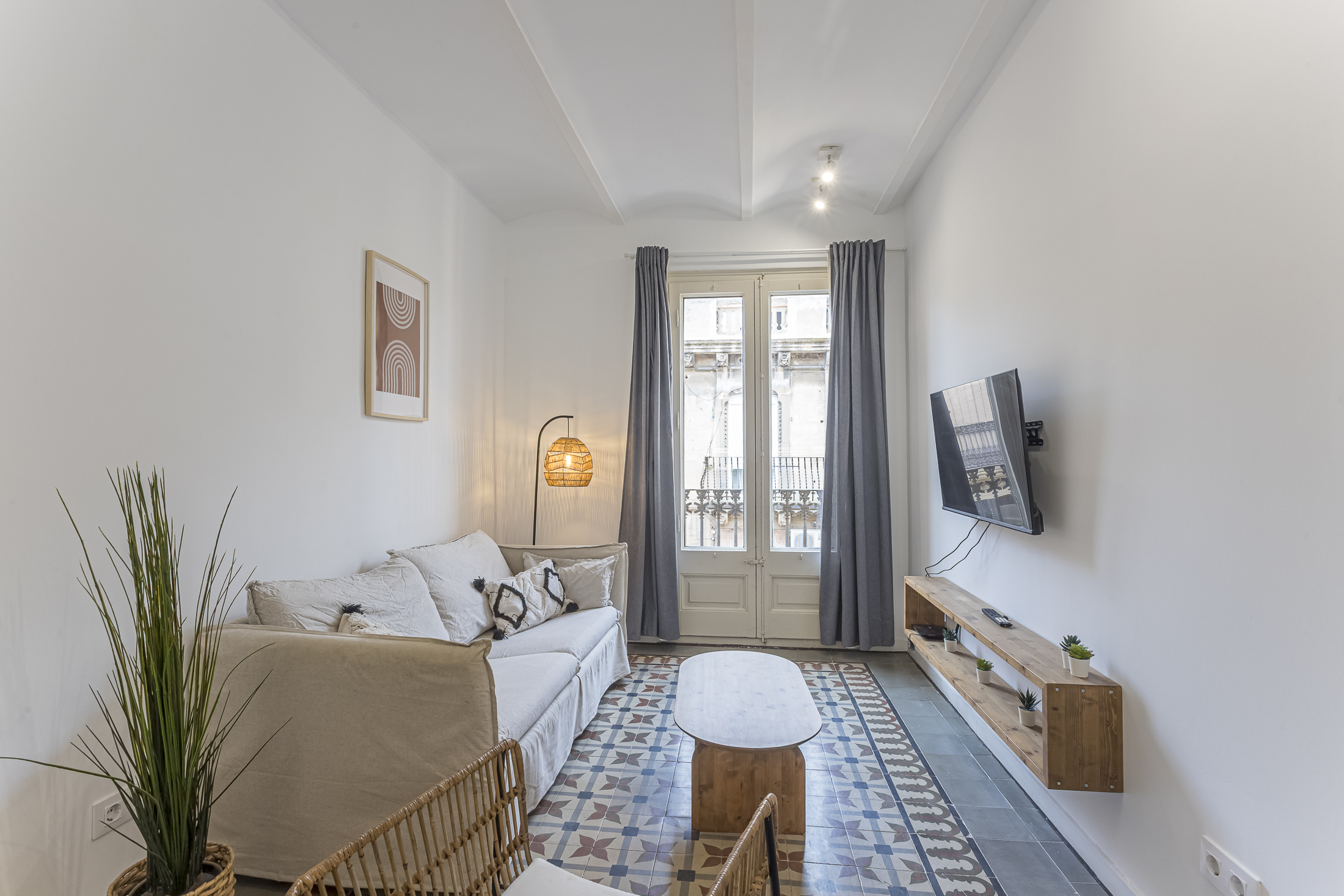 Urban gem in the heart of La Ribera, Barcelona: restored historic apartment with a sunny balcony, contemporary design, and exceptional elegance