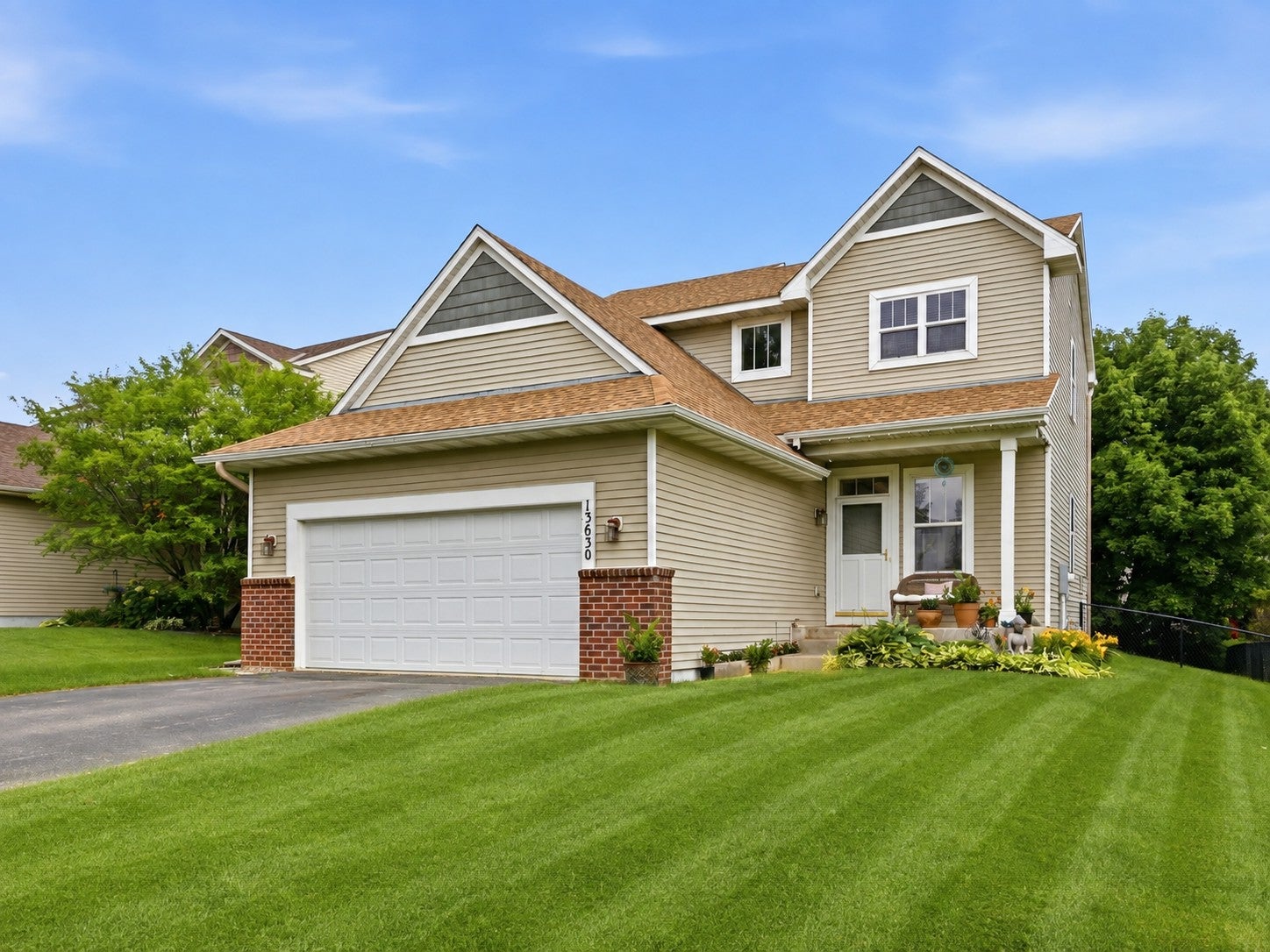 Executive Rosemount 4-BR: Open Layout & Fenced Yard