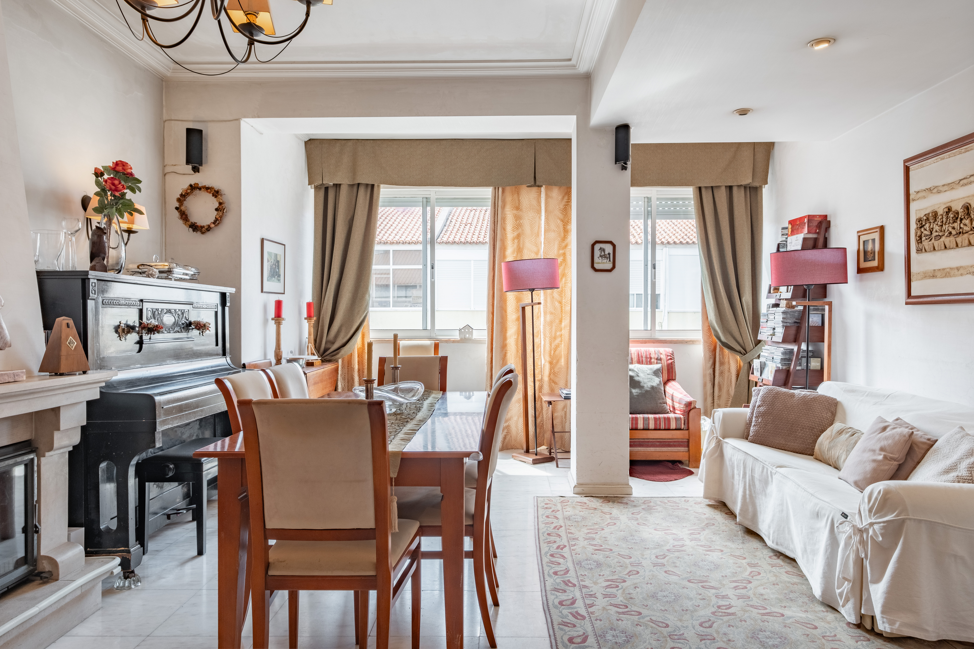 3 bedroom apartment just minutes from the beach and market, in Paço d'Arcos