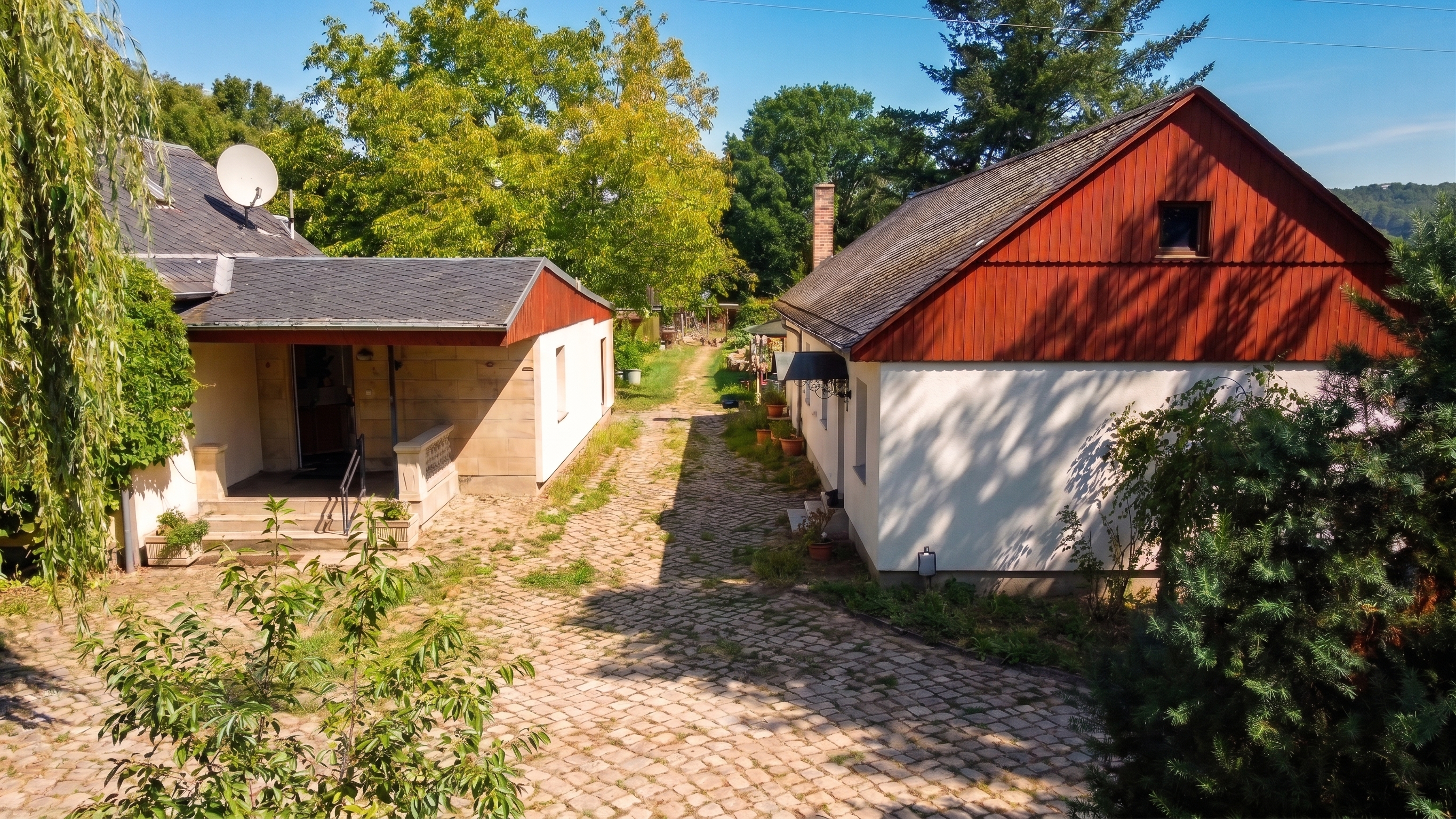 Ländliches Flair in der Stadt: Großzügiges Grundstück mit zwei charmanten Häusern