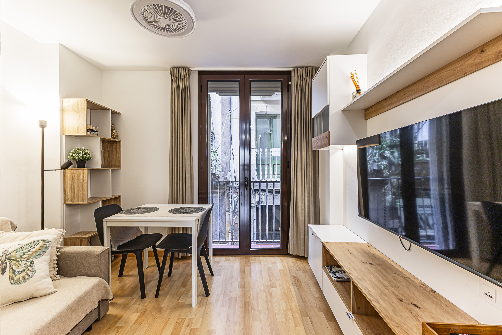 Apartamento Moderno de 1 Dormitorio con Balcón