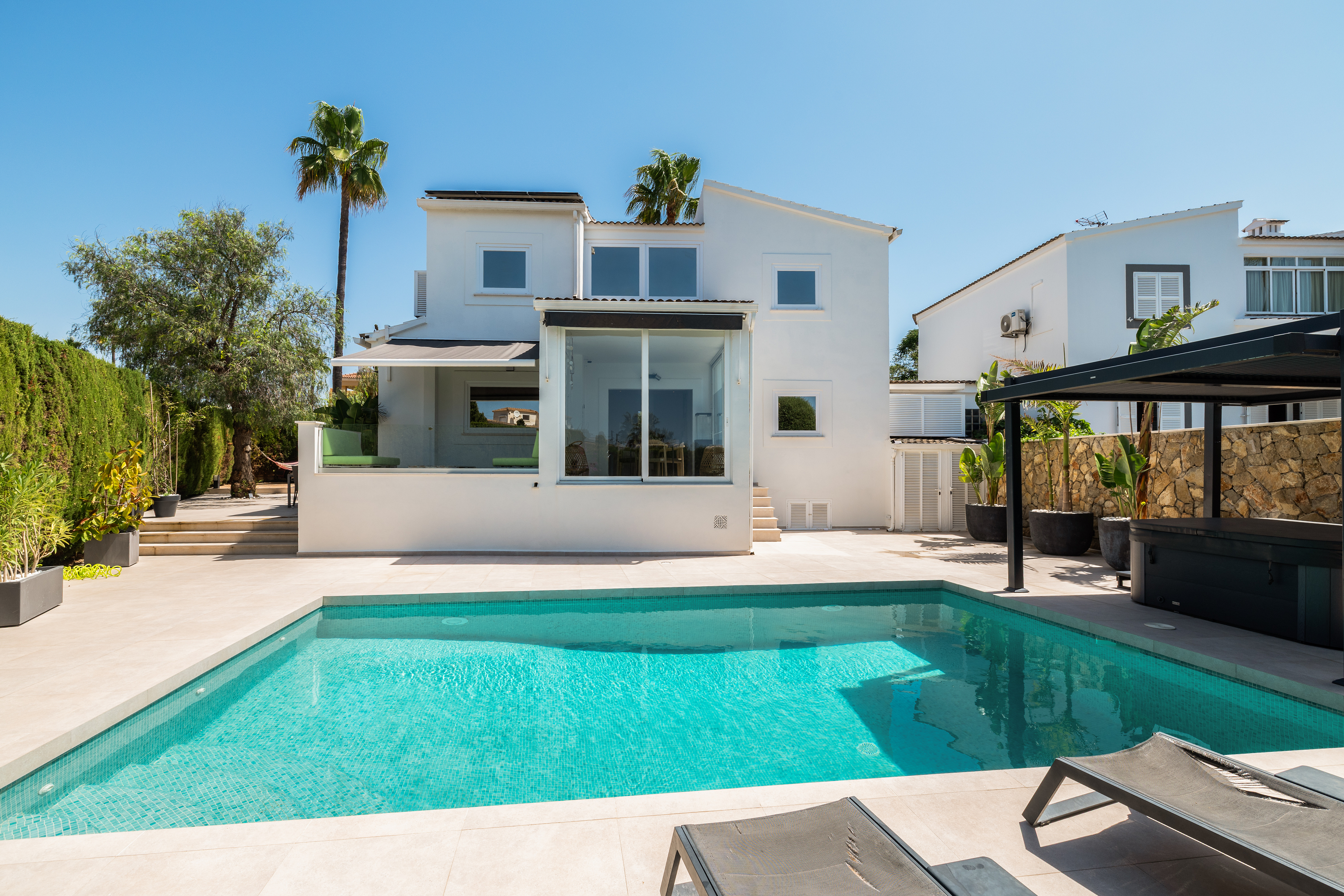 Modernisierte Villa mit Meerblick in Bahía Azul