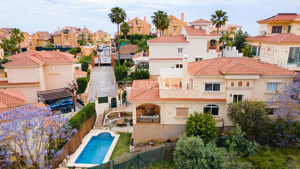 Amplia villa independiente con piscina en zona residencial exclusiva