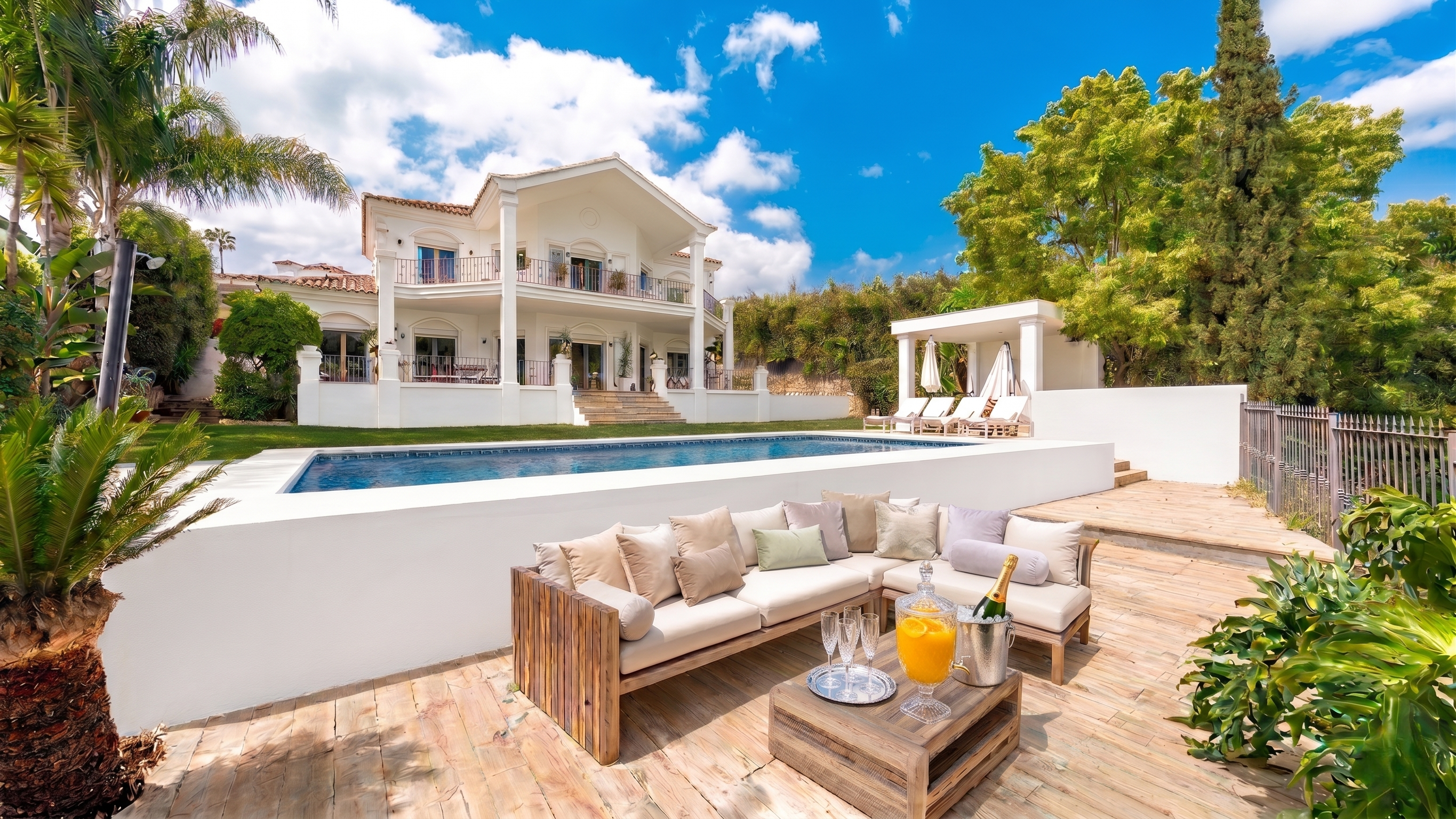 Elegante villa andaluza moderna con vistas pintorescas