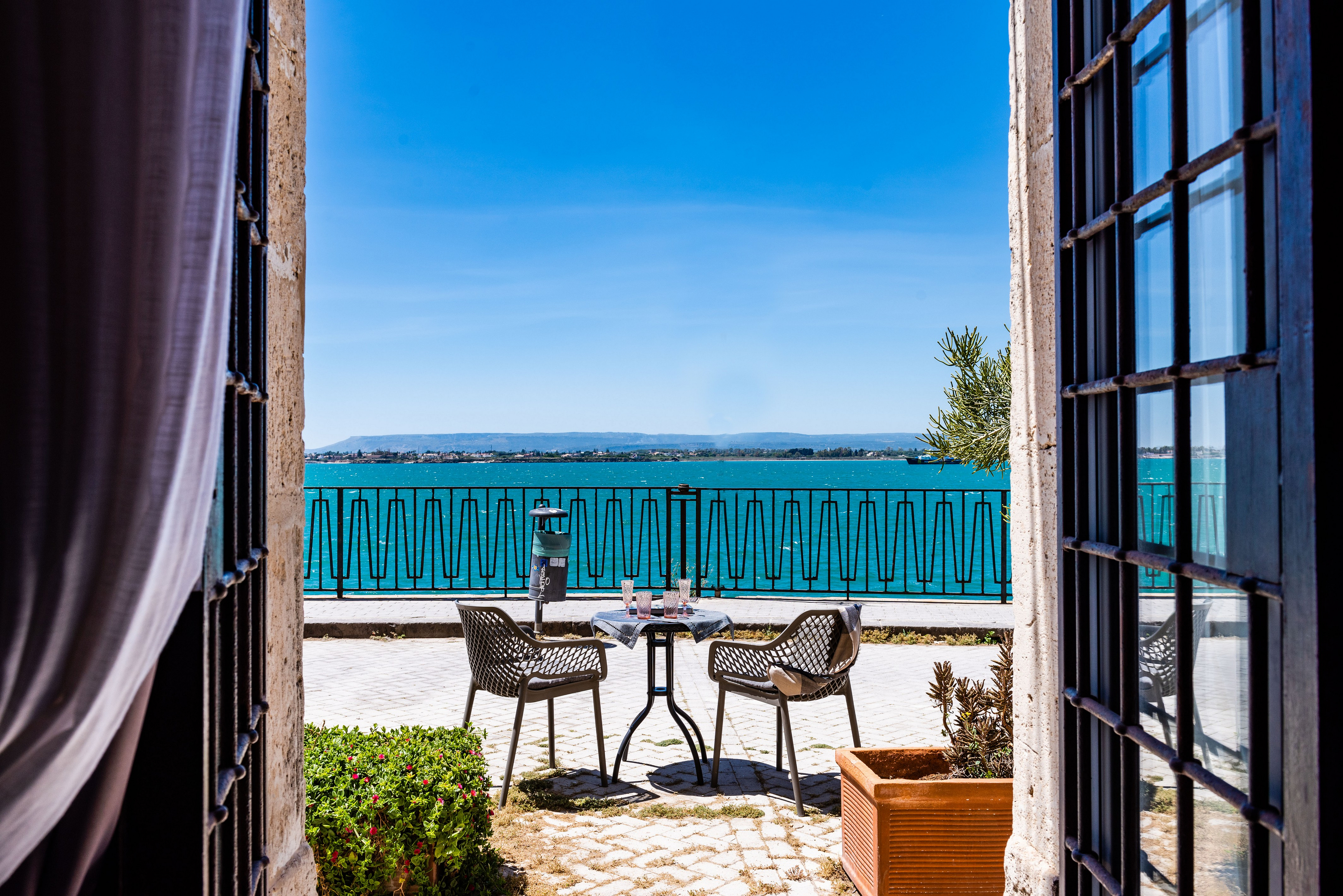 A noble residence between sky, sea, and history